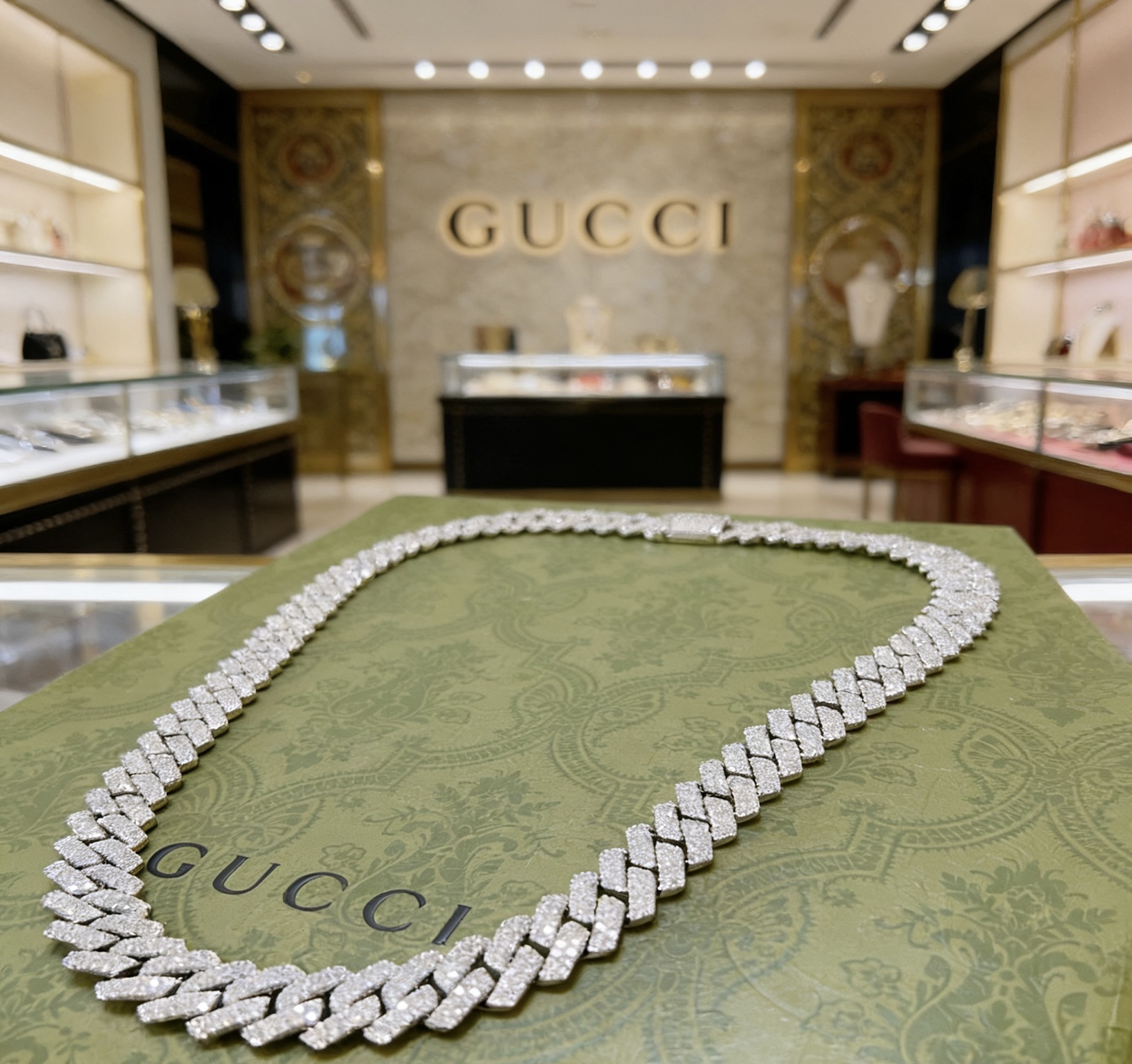 Gucci 奢华款𝐆𝐮𝐜𝐜𝐢古驰项链最新款满钻链条档次更高