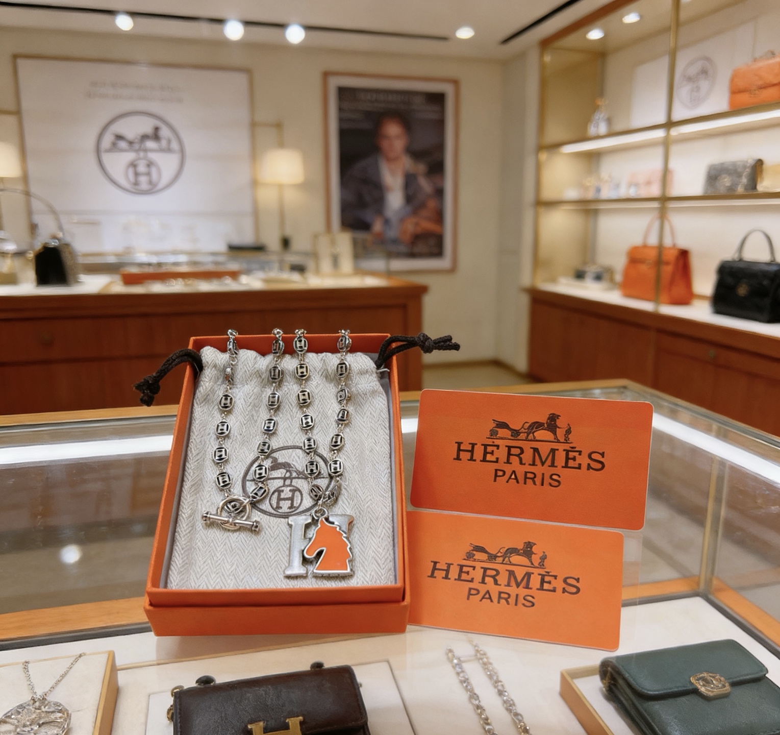 Collier pendentif Hermes Cheval H Métal argenté et émail orange 45cm