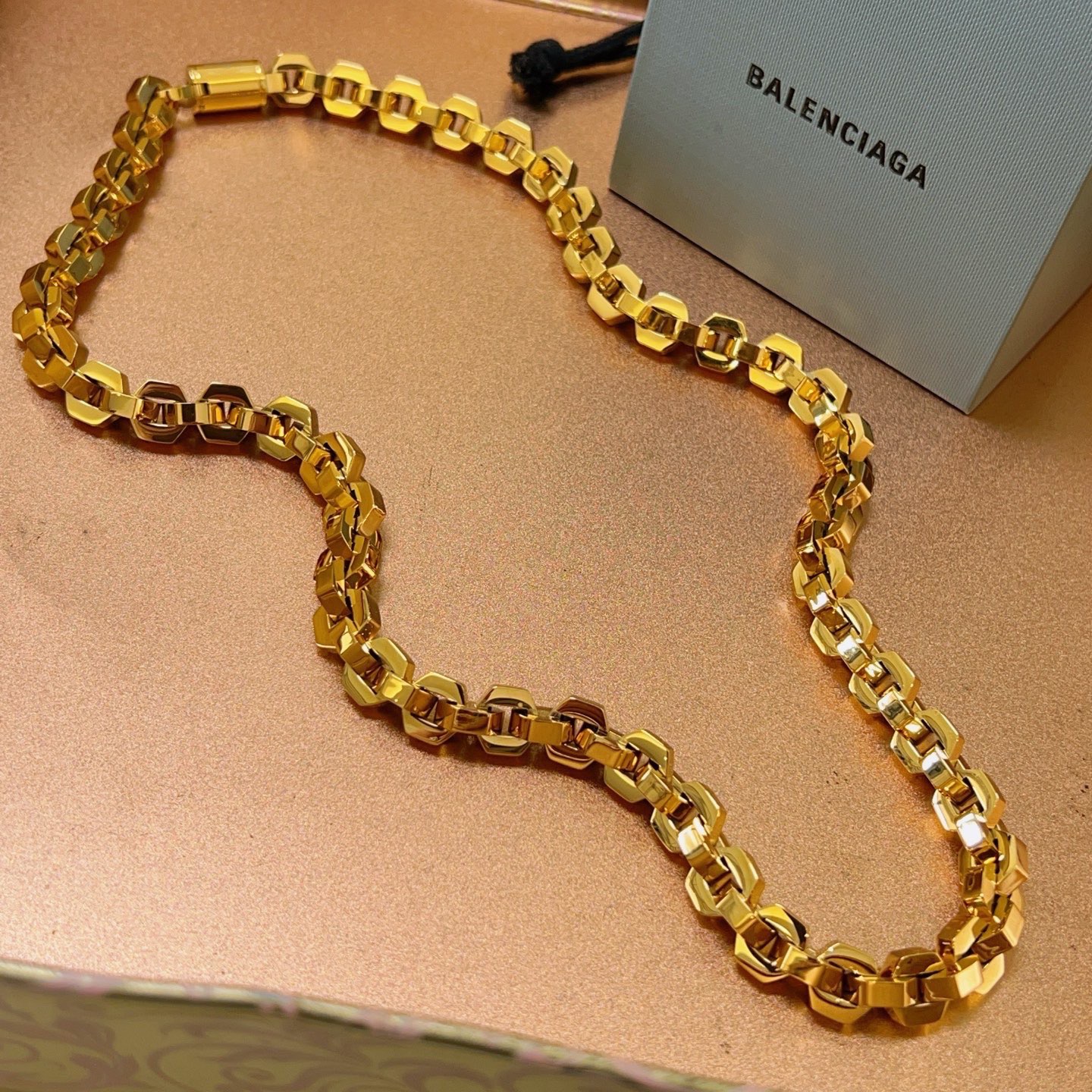 Balenciaga 新品 巴黎世家项链 Balenciaga 新款项链 一致 细节做工精细 每个细节流程到位 设计工艺精细 火 设计独特 风格 巴黎世家项链 任带不退色 咪金高端货