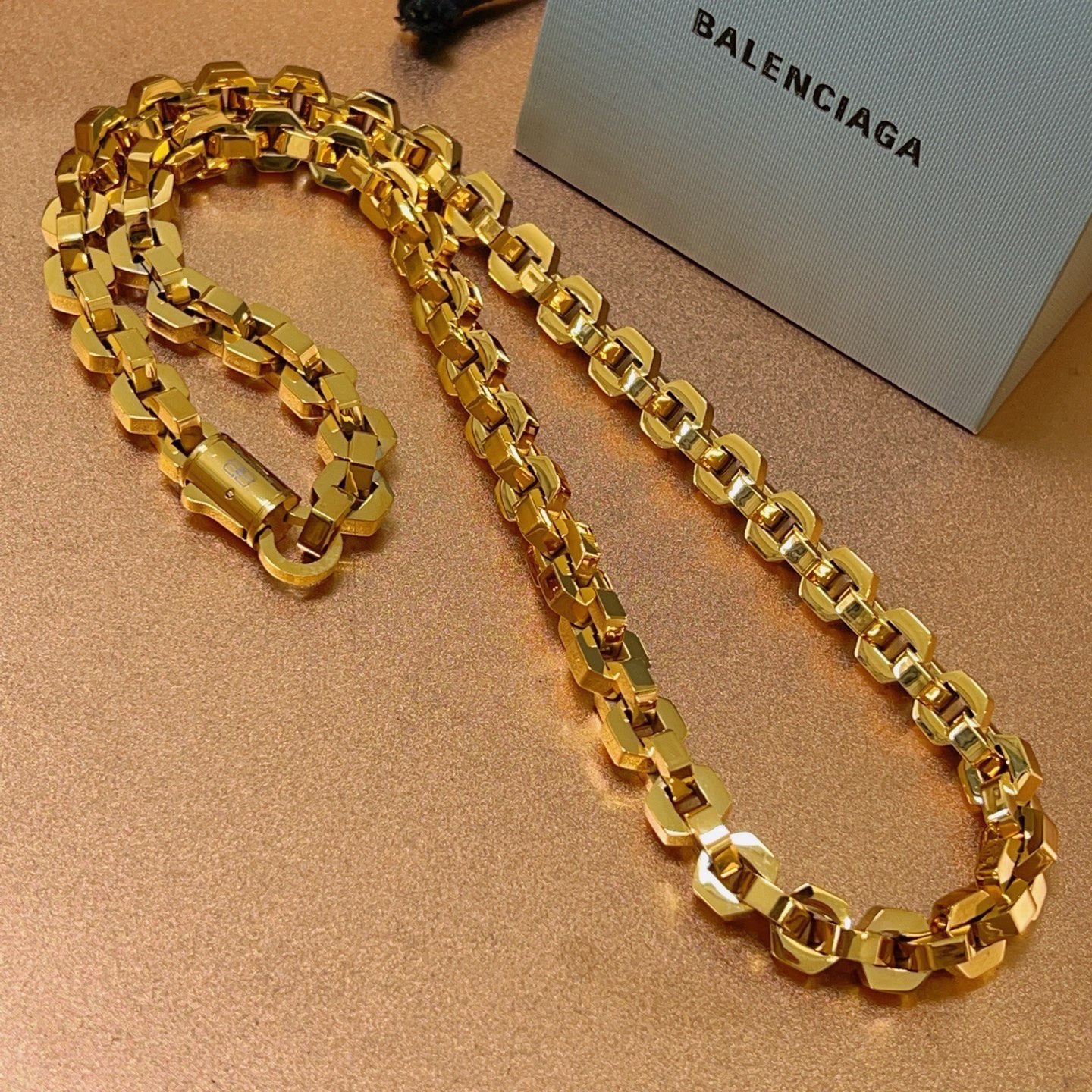 Balenciaga 新品 巴黎世家项链 Balenciaga 新款项链 一致 细节做工精细 每个细节流程到位 设计工艺精细 火 设计独特 风格 巴黎世家项链 任带不退色 咪金高端货