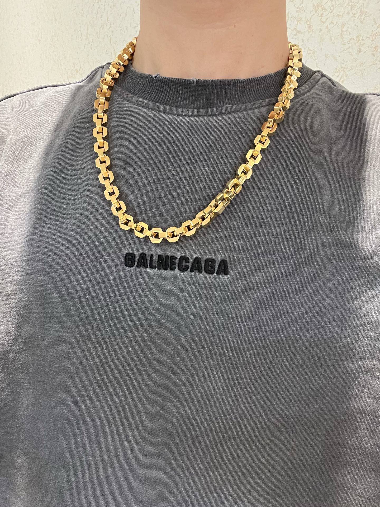 Balenciaga 新品 巴黎世家项链 Balenciaga 新款项链 一致 细节做工精细 每个细节流程到位 设计工艺精细 火 设计独特 风格 巴黎世家项链 任带不退色 咪金高端货