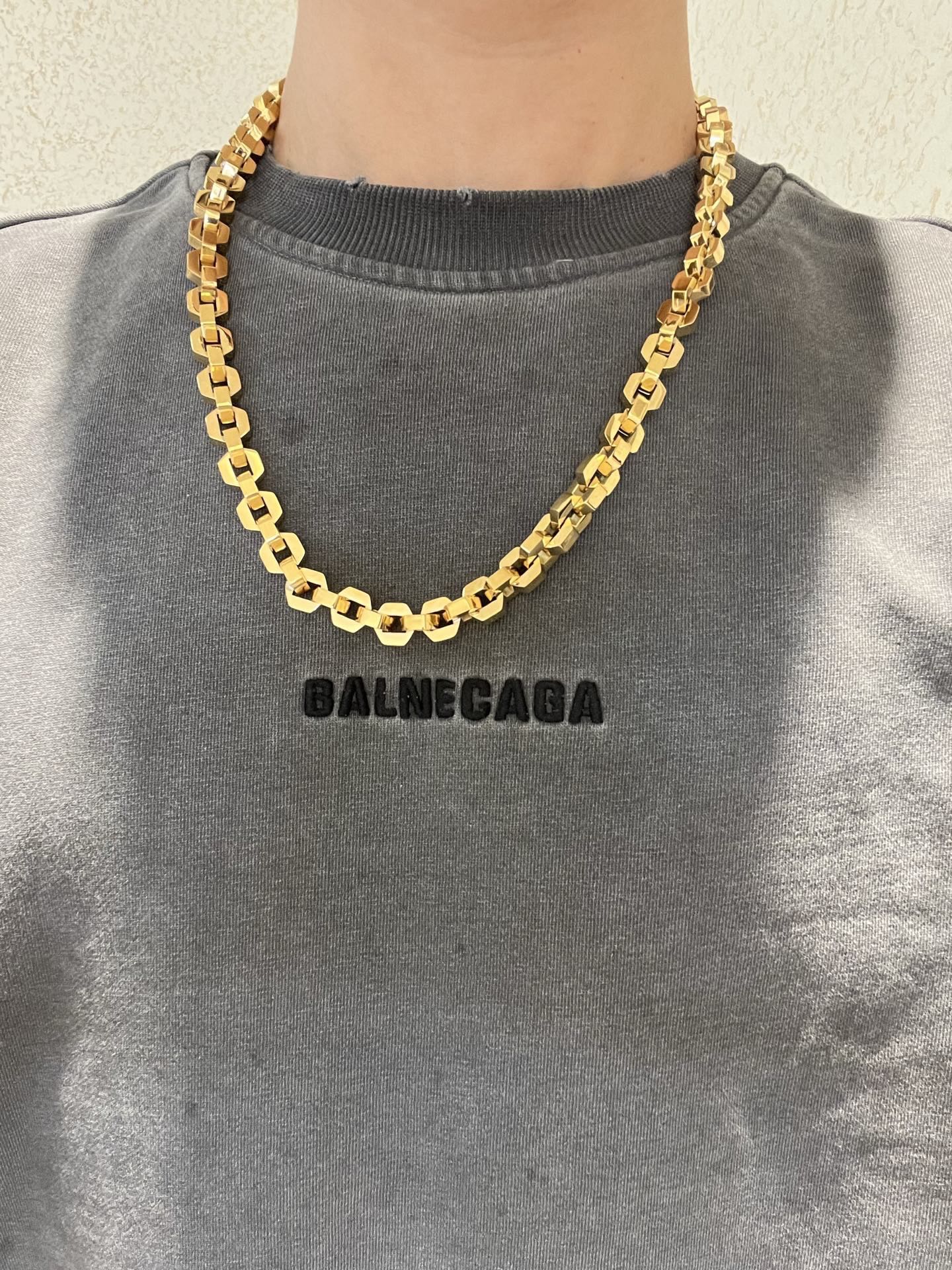 Balenciaga 新品 巴黎世家项链 Balenciaga 新款项链 一致 细节做工精细 每个细节流程到位 设计工艺精细 火 设计独特 风格 巴黎世家项链 任带不退色 咪金高端货