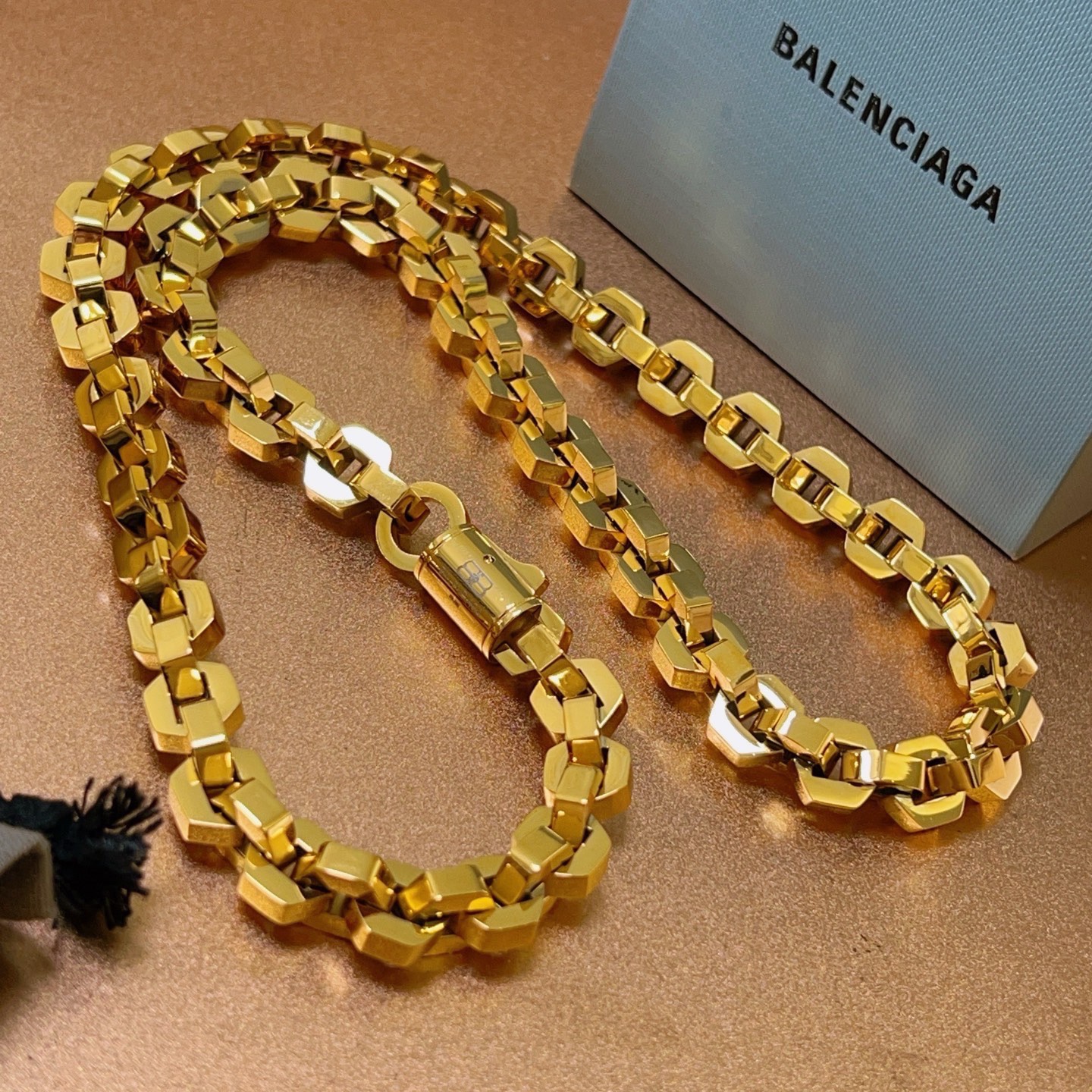 Balenciaga 新品 巴黎世家项链 Balenciaga 新款项链 一致 细节做工精细 每个细节流程到位 设计工艺精细 火 设计独特 风格 巴黎世家项链 任带不退色 咪金高端货
