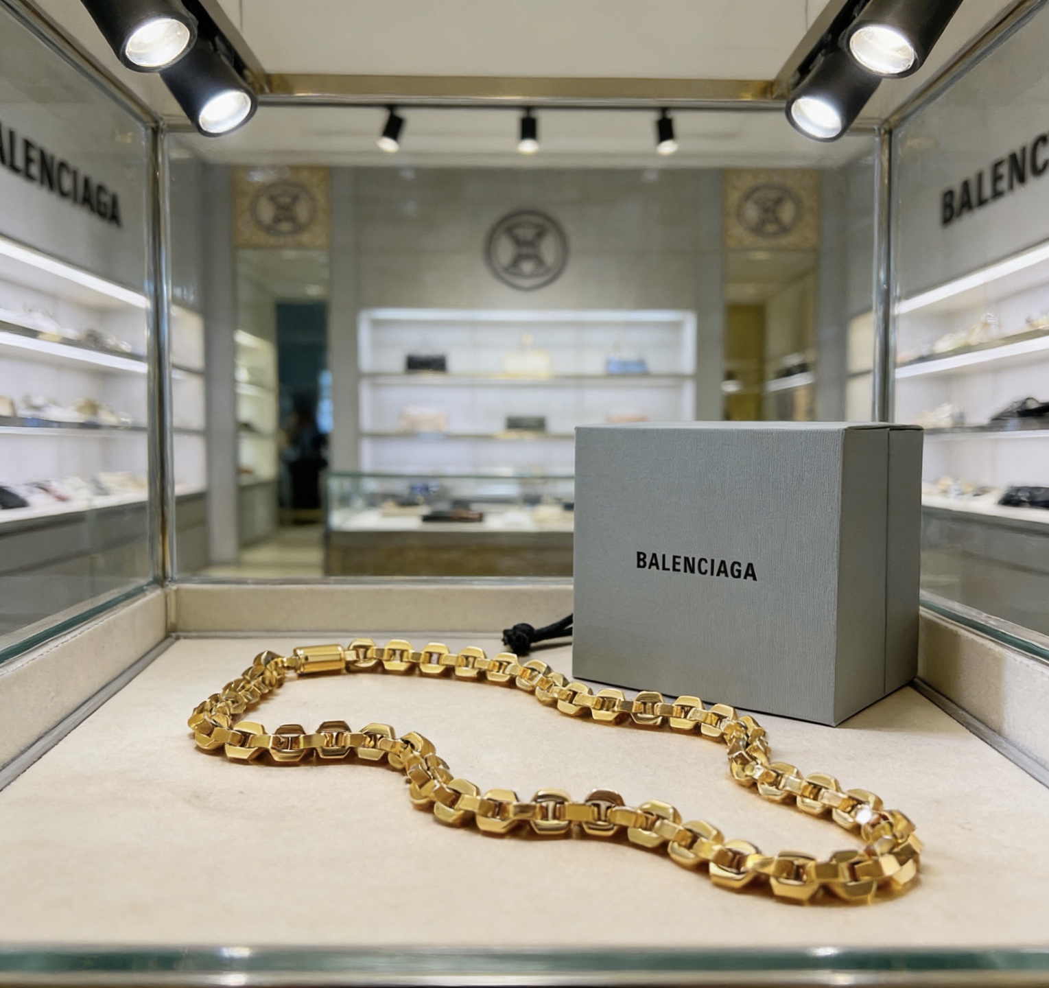 Balenciaga 新品 巴黎世家项链 Balenciaga 新款项链 一致 细节做工精细 每个细节流程到位 设计工艺精细 火 设计独特 风格 巴黎世家项链 任带不退色 咪金高端货