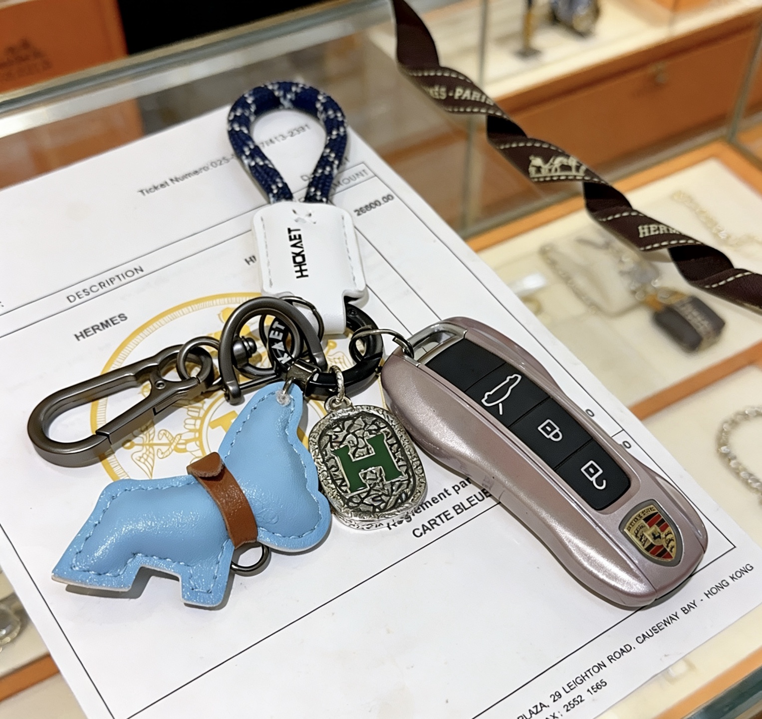 Hermes H Logo Horse Charm Porte-clés pendentif Matériel en bronze à canon corde tressée bleu marine avec accents blancs étiquette en cuir blanc breloque cheval en cuir bleu clair avec bracelet en cuir marron breloque en argent antique avec émail H vert longueur totale 10 cm