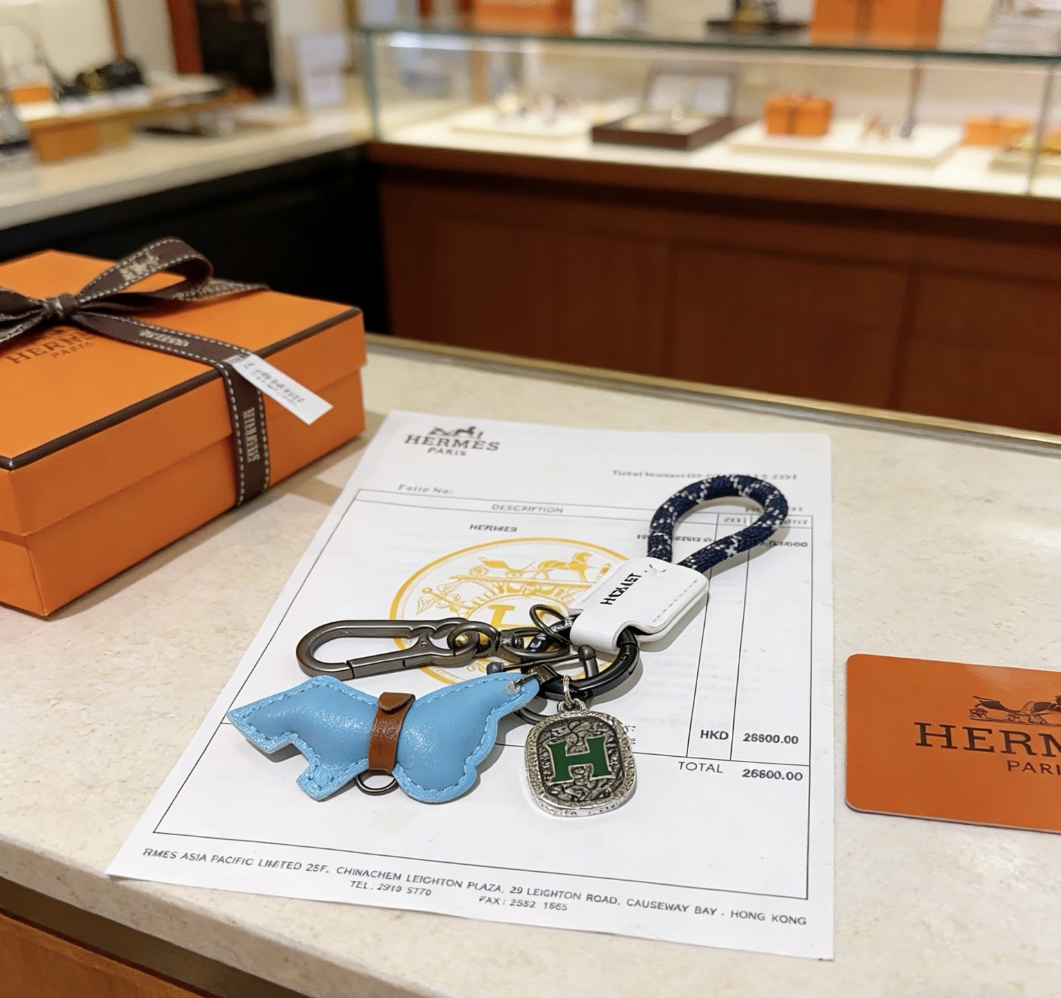 Hermes H Logo Horse Charm Porte-clés pendentif Matériel en bronze à canon corde tressée bleu marine avec accents blancs étiquette en cuir blanc breloque cheval en cuir bleu clair avec bracelet en cuir marron breloque en argent antique avec émail H vert longueur totale 10 cm