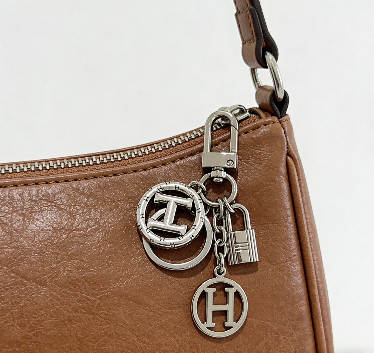 Hermes Olga H Logotipo Cadeado Chave Titular pingente prata metal banhado a paládio sem pedras preciosas 9 cm de comprimento total