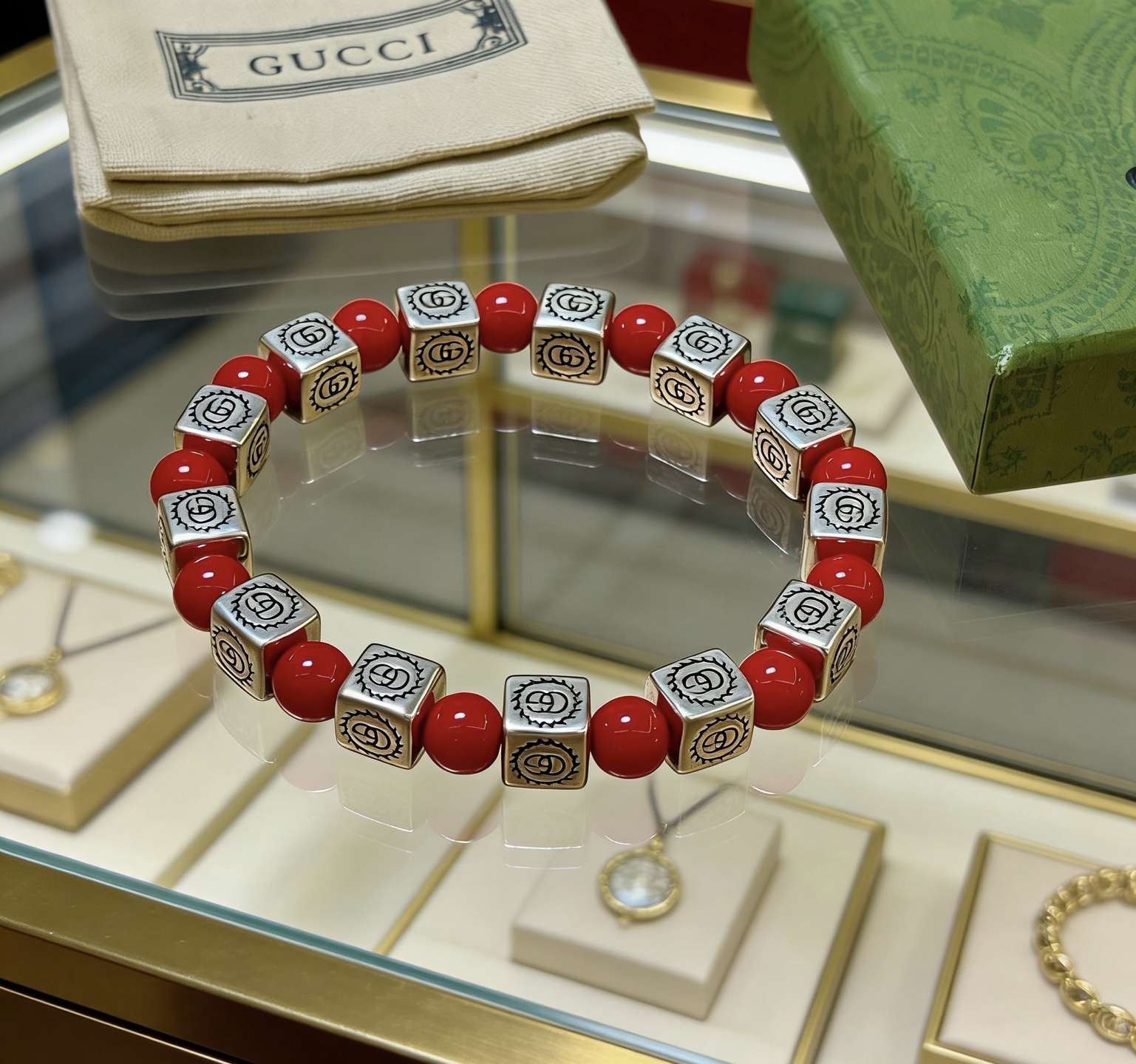Gucci 新品发布 𝐆𝐮𝐜𝐜𝐢古驰手链 奢华古驰手串 红珊瑚手链水晶 最新款全件串珠手链档次更高 Anger Forest系列双g 古驰手链