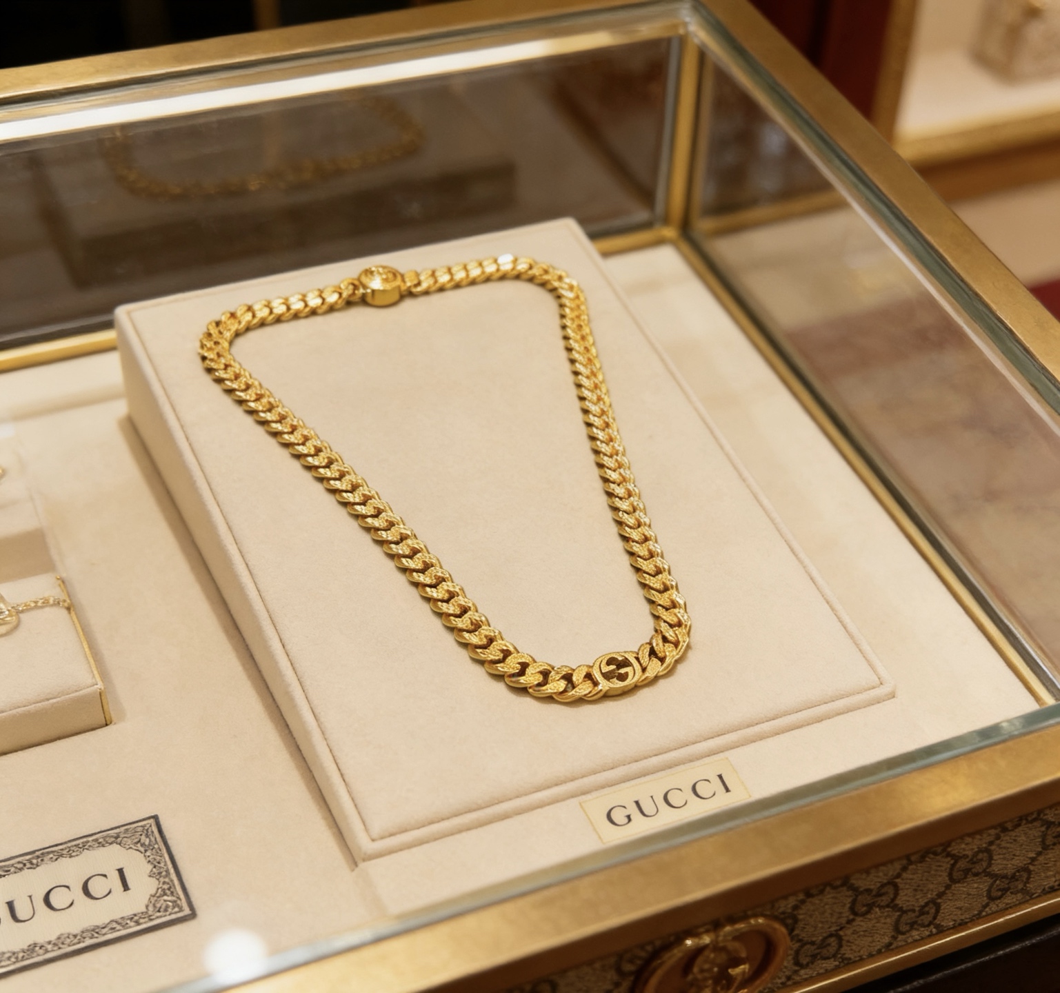 Gucci 古驰套装新品发布 不爆不发 抖音带货 首选 𝐆𝐮𝐜𝐜𝐢古驰项链最新款链条档次更高 Anger Forest系列双g古驰新品艺术风格 项链