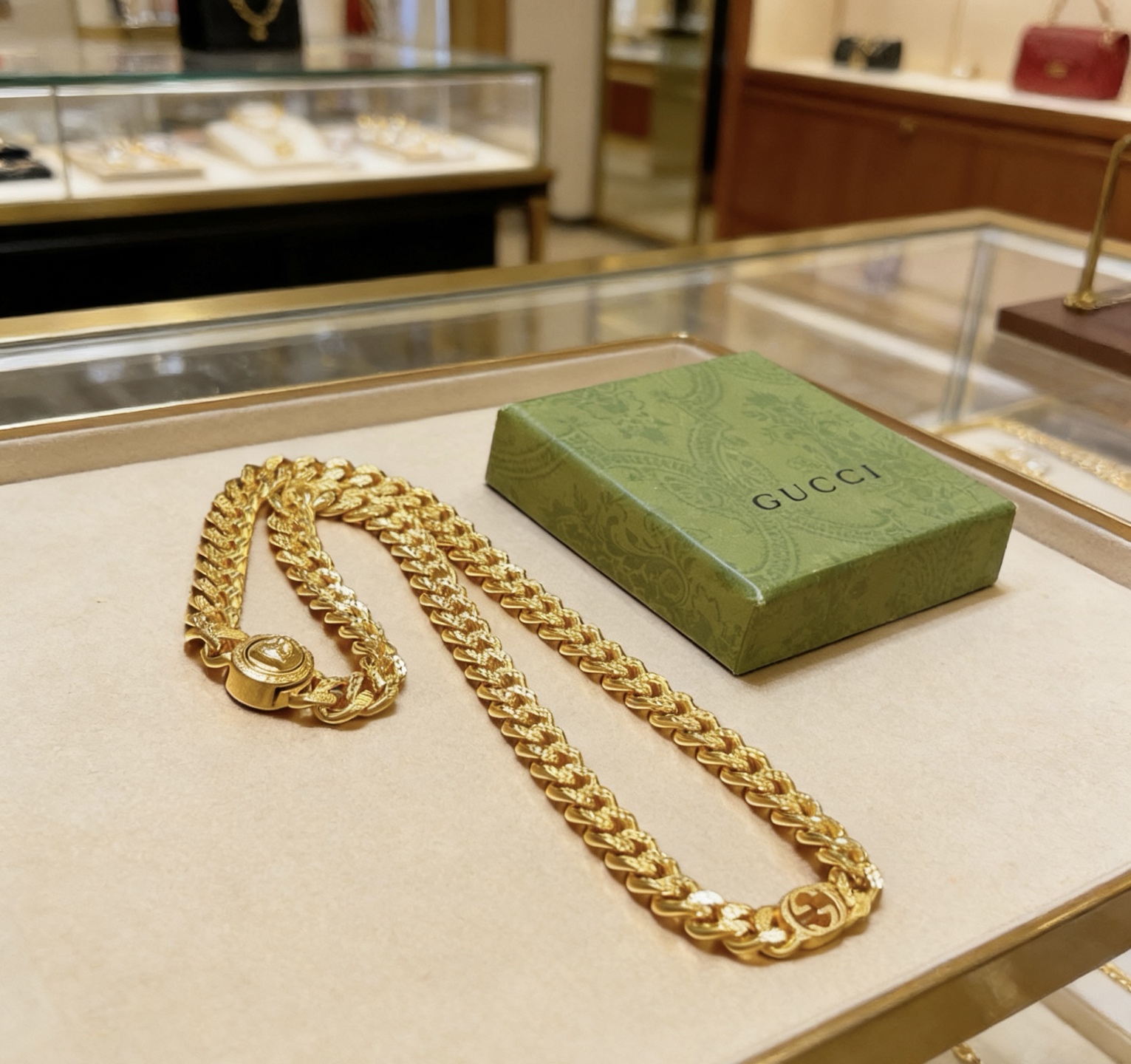 Gucci 古驰套装新品发布 不爆不发 抖音带货 首选 𝐆𝐮𝐜𝐜𝐢古驰项链最新款链条档次更高 Anger Forest系列双g古驰新品艺术风格 项链