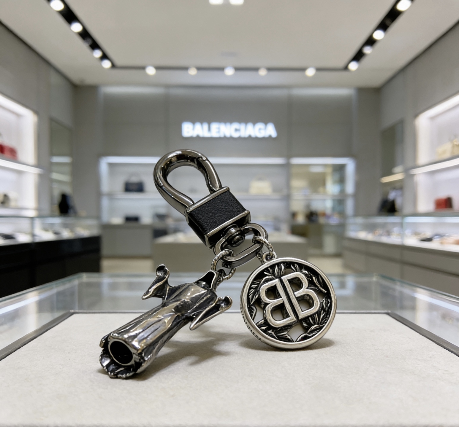 Balenciaga 新品发布 巴黎世家包包挂饰钥匙扣 巴黎世家钥匙扣 最新款包包挂饰档次更高 款联名设计理念钥匙扣系列