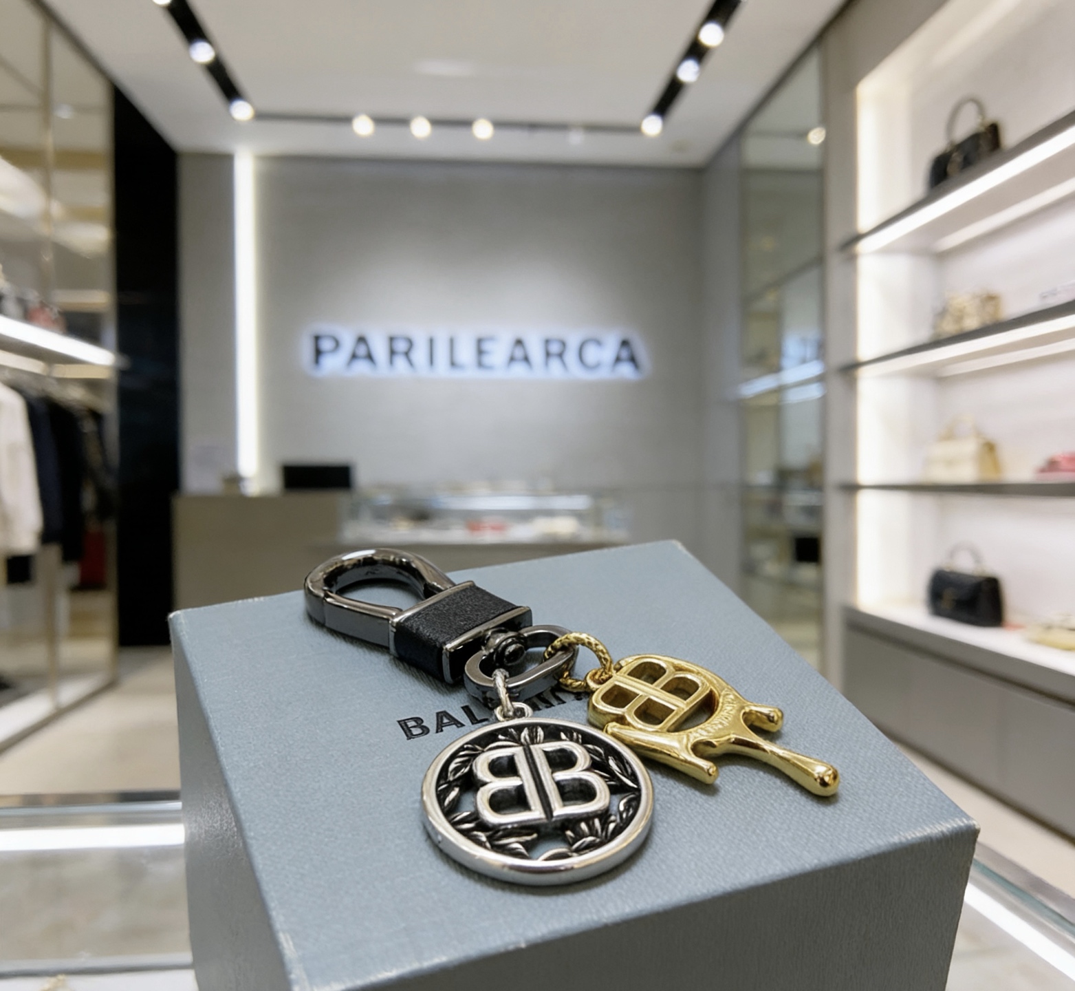 Balenciaga 新品发布 巴黎世家包包挂饰钥匙扣 巴黎世家钥匙扣 最新款包包挂饰档次更高 款联名设计理念钥匙扣系列