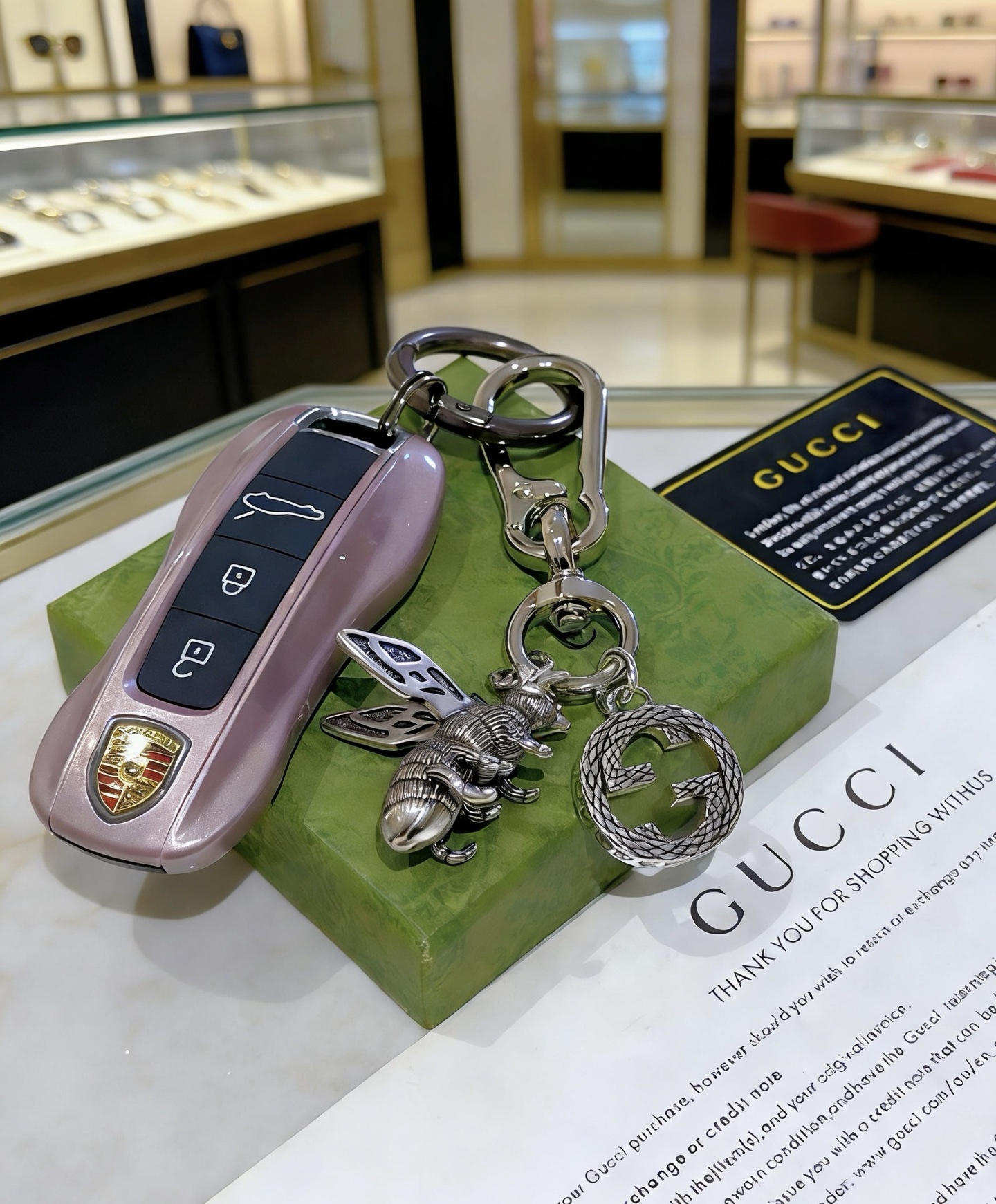 Gucci 新品发布 𝐆𝐮𝐜𝐜𝐢古驰钥匙扣 古驰包包扣 最新款包包挂饰档次更高 Anger Forest系列双G 款联名设计理念钥匙扣系列