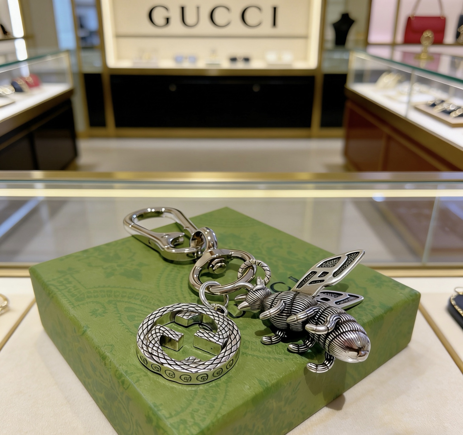 Gucci 新品发布 𝐆𝐮𝐜𝐜𝐢古驰钥匙扣 古驰包包扣 最新款包包挂饰档次更高 Anger Forest系列双G 款联名设计理念钥匙扣系列
