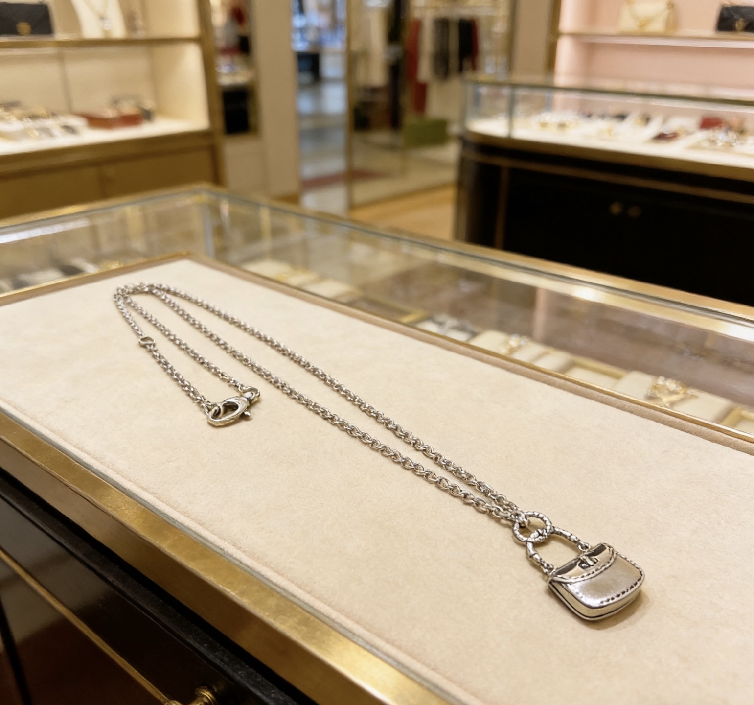 Gucci 不爆不发 小红书抖音带货平台推广首选 𝐆𝐮𝐜𝐜𝐢古驰项链最新款链条档次更高 Anger Forest系列双g设计理念 项链