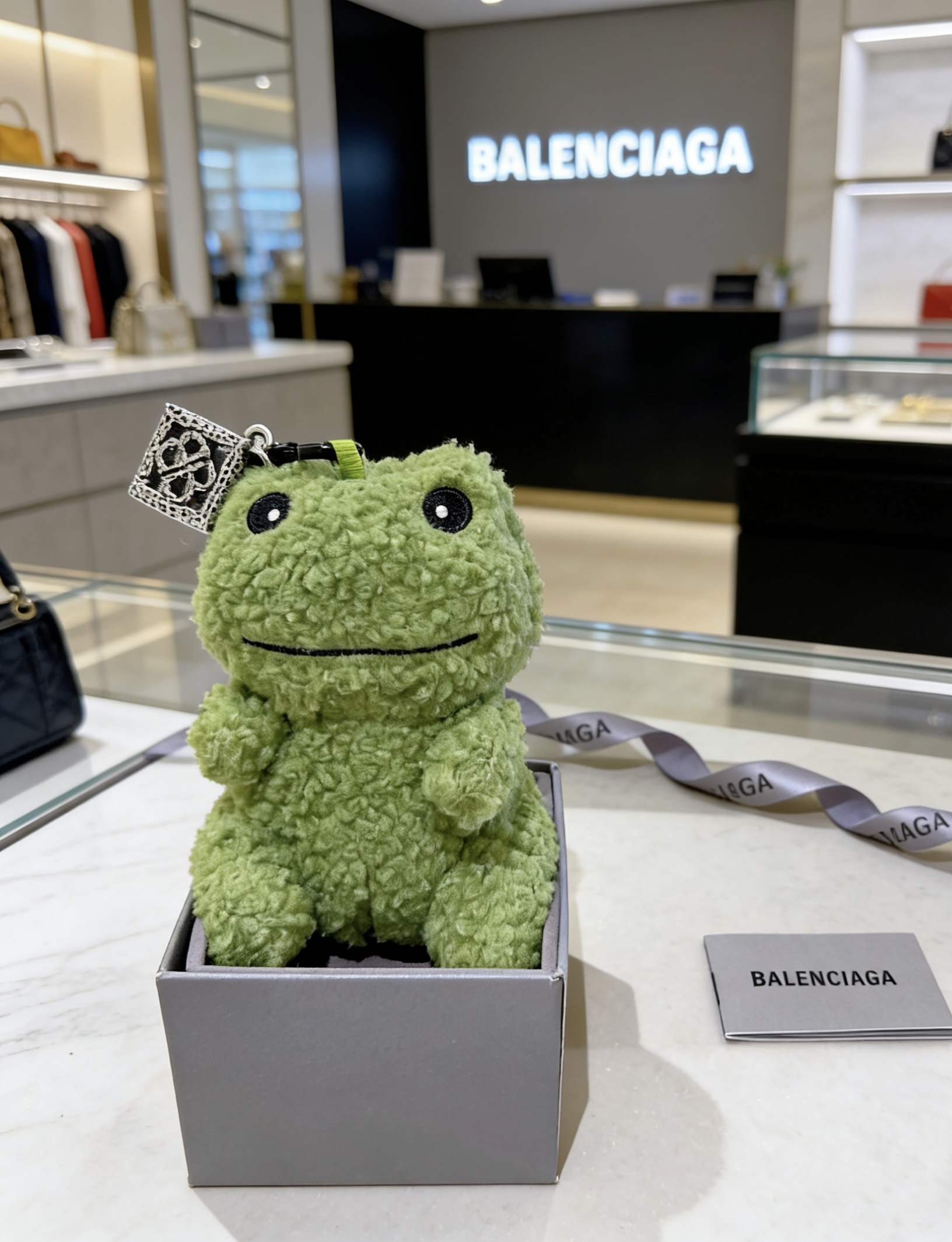 Balenciaga 新品发布 巴黎世家包包挂饰钥匙扣 巴黎世家钥匙扣 最新款包包挂饰档次更高 款联名设计理念钥匙扣系列