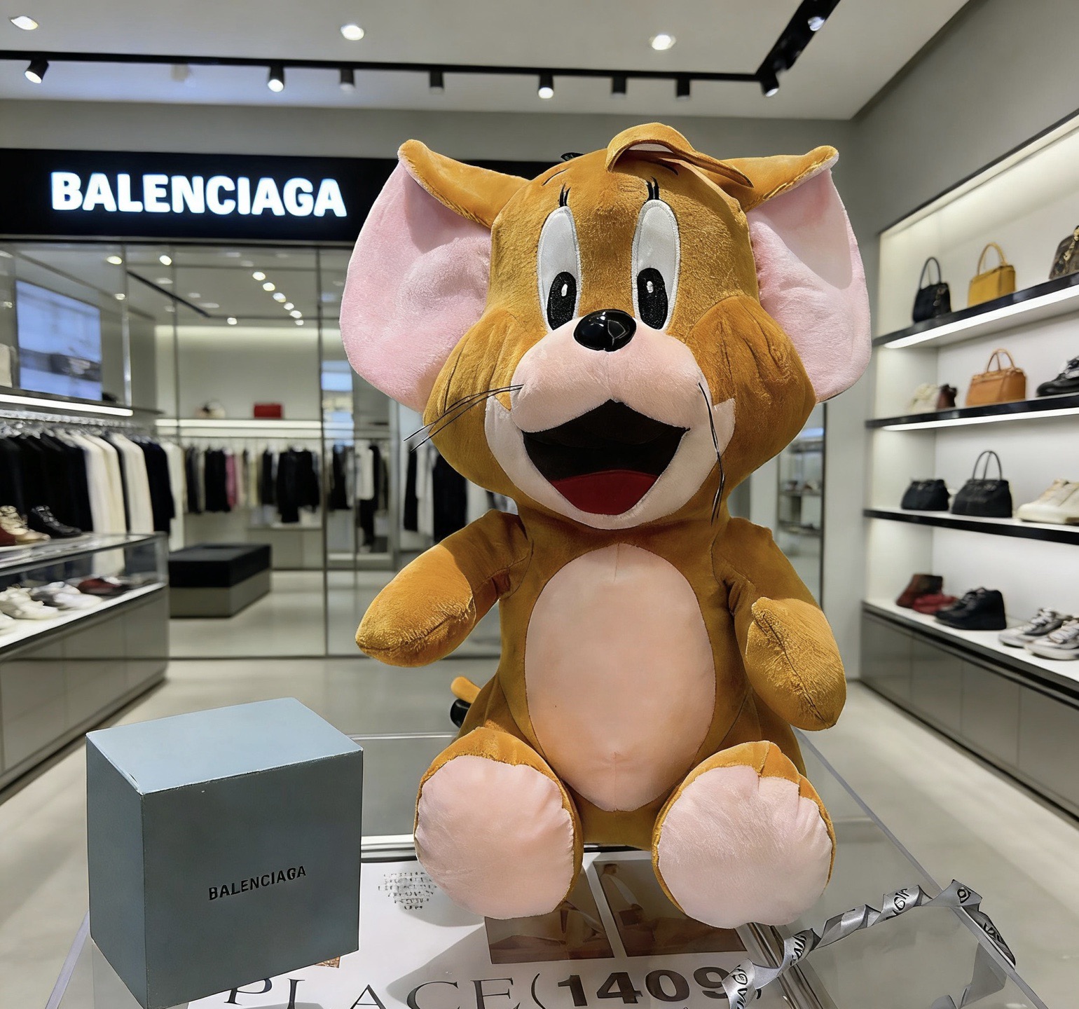 Balenciaga 来袭 巴黎世家官网首发新品猫和老鼠玩偶独家高品质发售 出口法国订单新品发布 巴黎世家一款杰瑞公仔