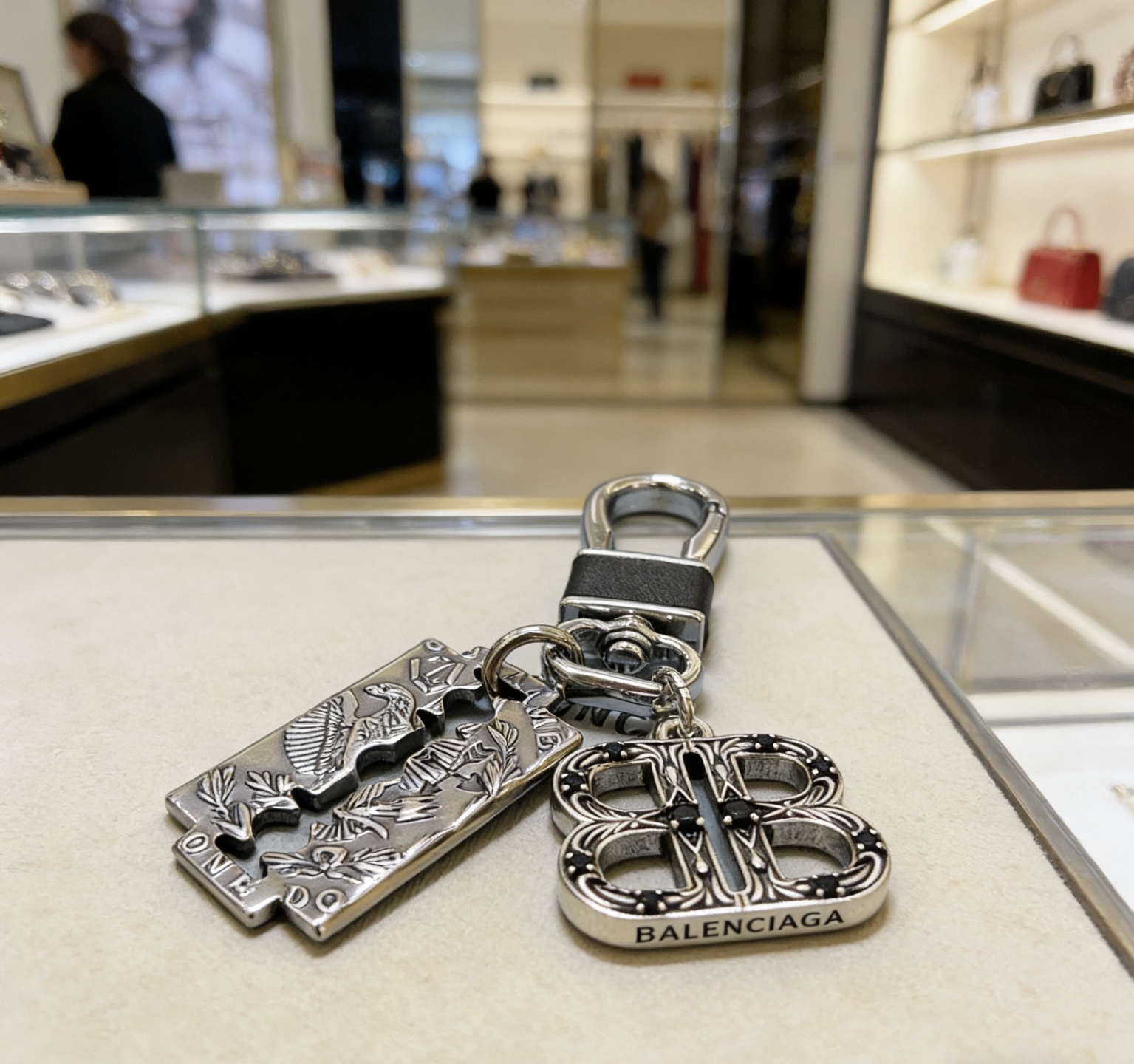 Balenciaga 新品发布 巴黎世家包包挂饰钥匙扣 巴黎世家钥匙扣 最新款包包挂饰档次更高 款联名设计理念钥匙扣系列