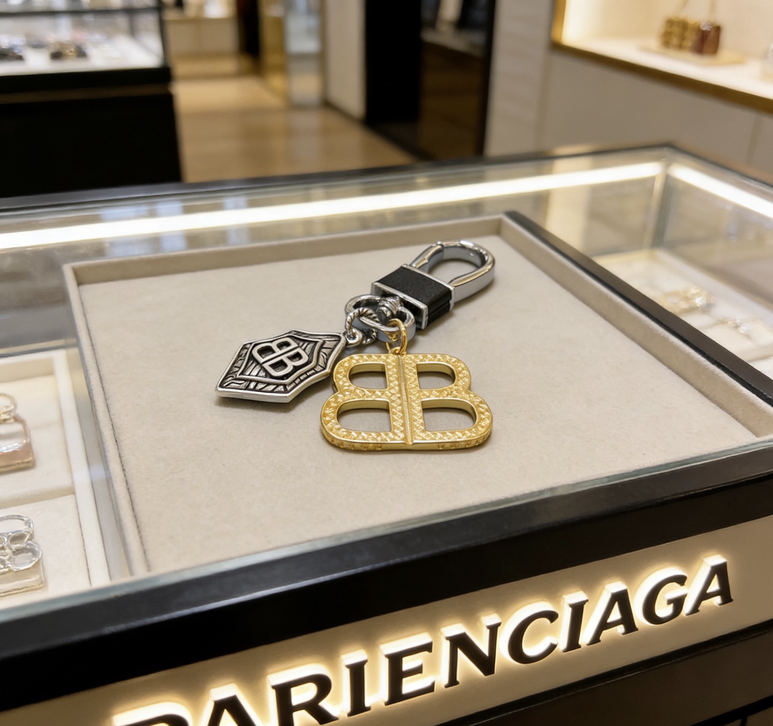 Balenciaga 新品发布 巴黎世家包包挂饰钥匙扣 巴黎世家钥匙扣 最新款包包挂饰档次更高 款联名设计理念钥匙扣系列