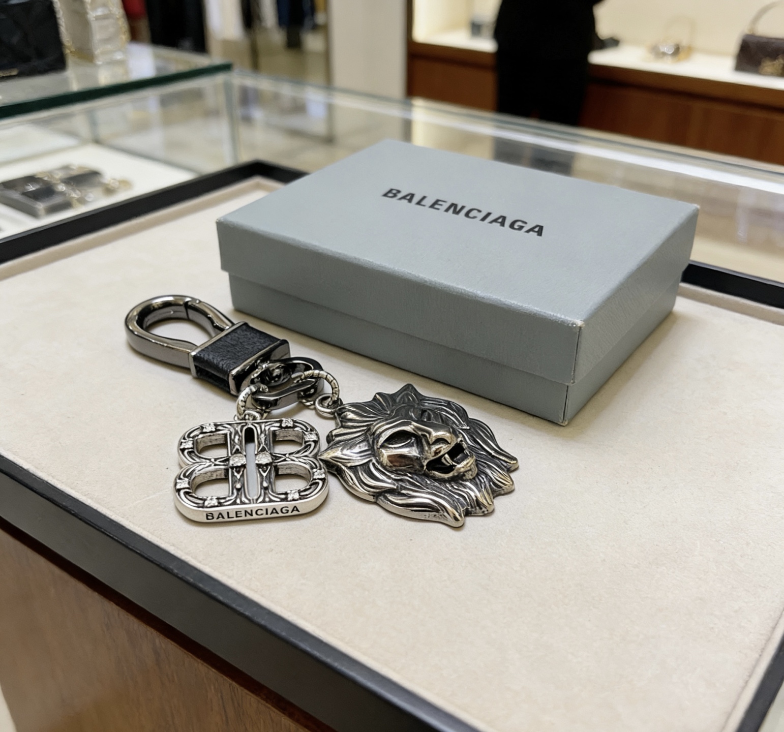 Balenciaga 新品发布 巴黎世家包包挂饰钥匙扣 巴黎世家钥匙扣 最新款包包挂饰档次更高 款联名设计理念钥匙扣系列