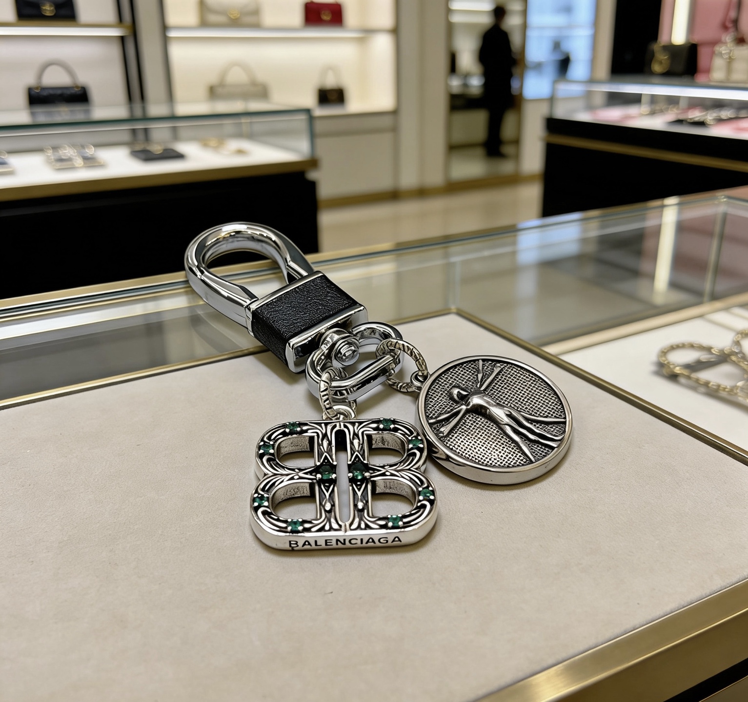 Balenciaga 新品发布 巴黎世家包包挂饰钥匙扣 巴黎世家钥匙扣 最新款包包挂饰档次更高 款联名设计理念钥匙扣系列