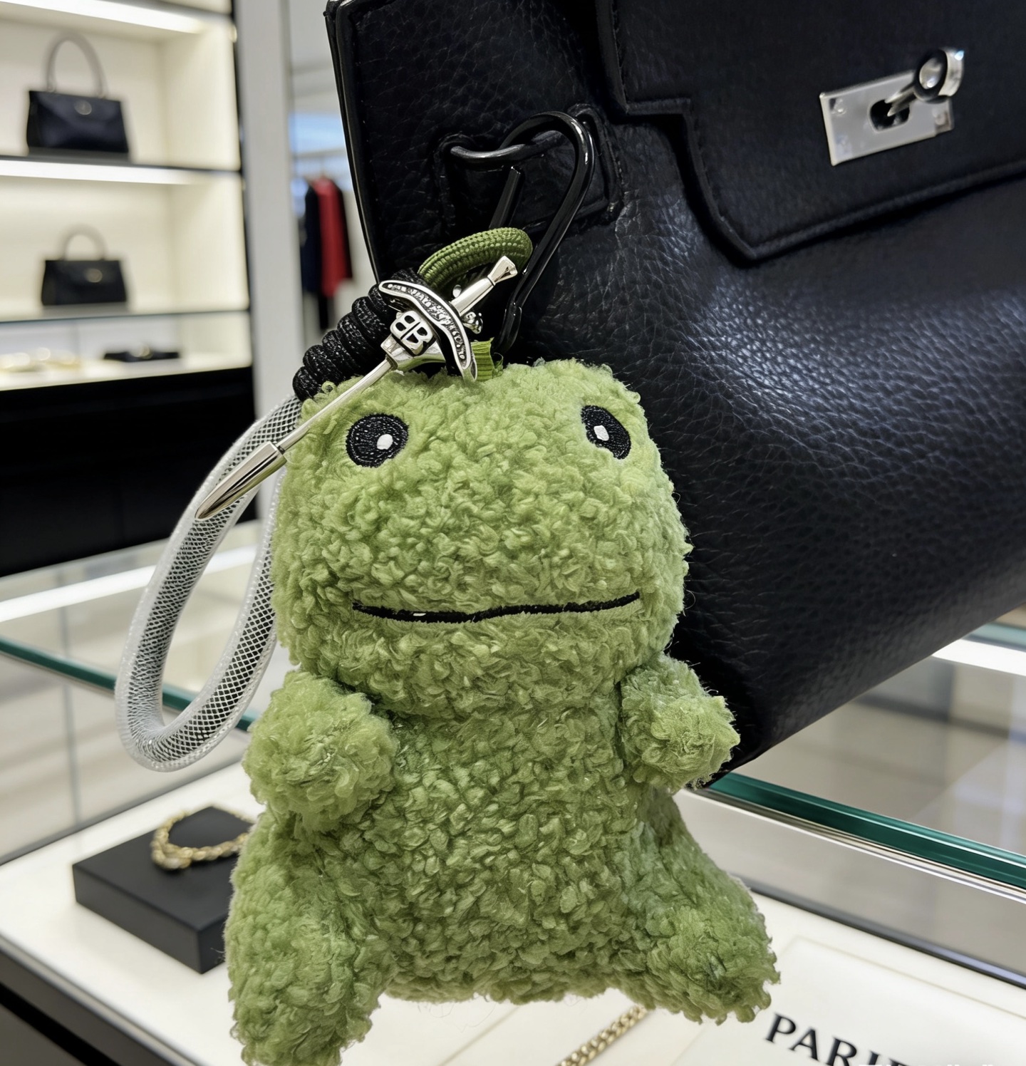 Balenciaga 新品发布 巴黎世家包包挂饰钥匙扣 巴黎世家钥匙扣 最新款包包挂饰档次更高 款联名设计理念钥匙扣系列