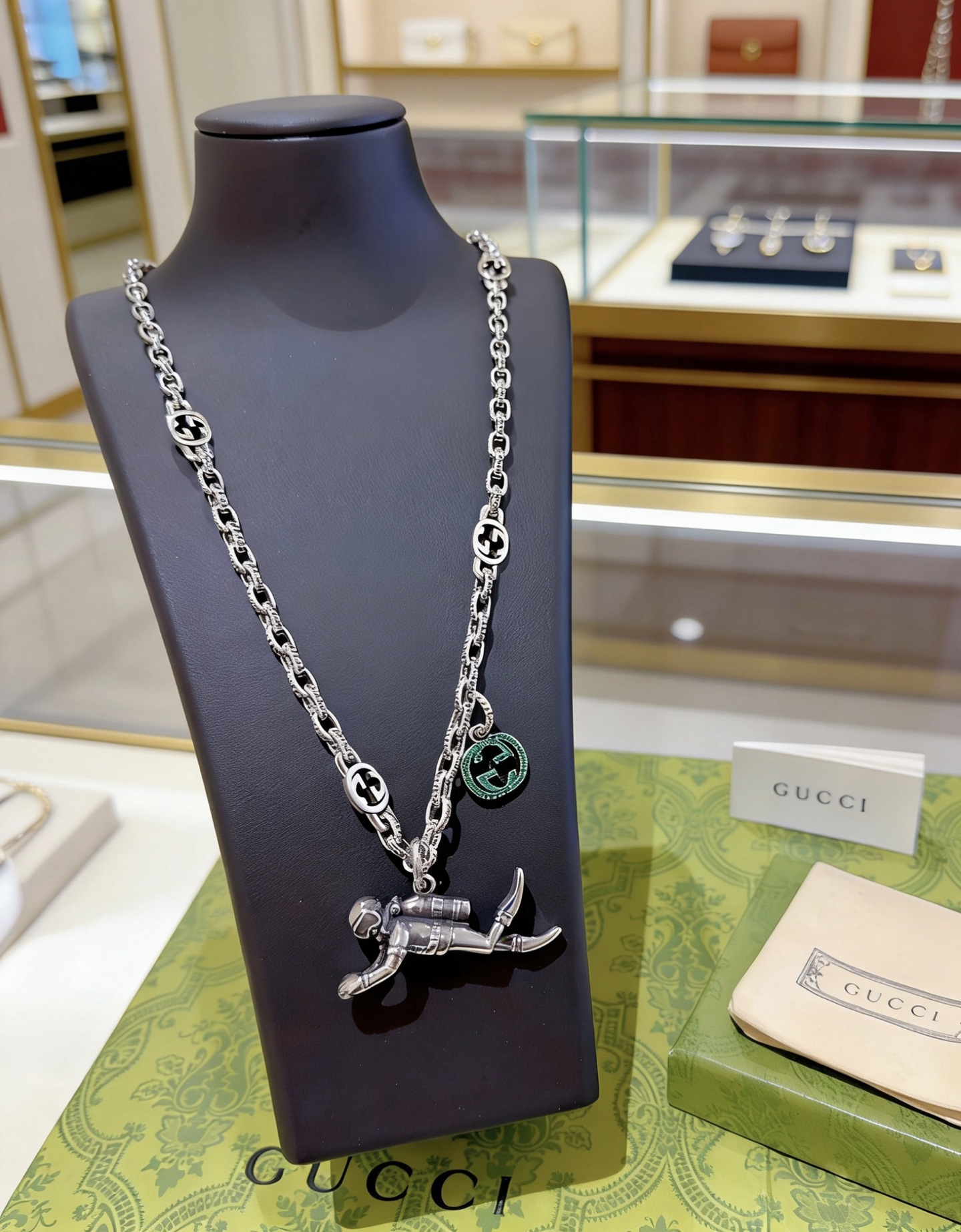 Gucci 新品发布 𝐆𝐮𝐜𝐜𝐢古驰项链最新款链条档次更高 Anger Forest系列双G 款古驰上衣模型 艺术设计理念宫廷 项链系列 文艺项链 服饰瞬间高级感