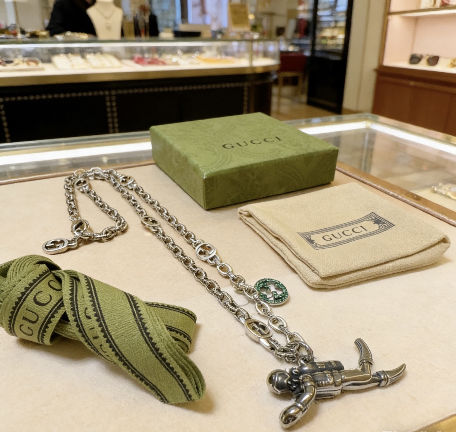 Gucci 新品发布 𝐆𝐮𝐜𝐜𝐢古驰项链最新款链条档次更高 Anger Forest系列双G 款古驰上衣模型 艺术设计理念宫廷 项链系列 文艺项链 服饰瞬间高级感