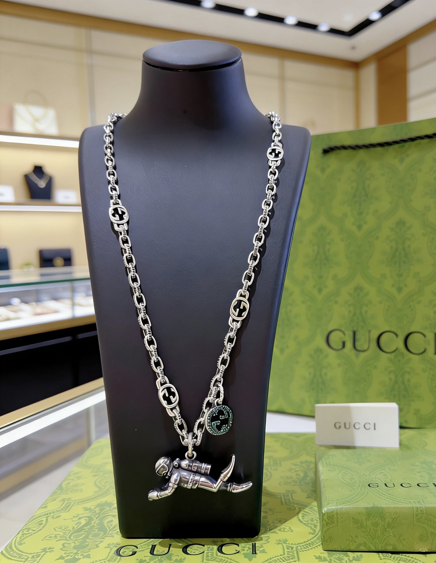 Gucci 新品发布 𝐆𝐮𝐜𝐜𝐢古驰项链最新款链条档次更高 Anger Forest系列双G 款古驰上衣模型 艺术设计理念宫廷 项链系列 文艺项链 服饰瞬间高级感
