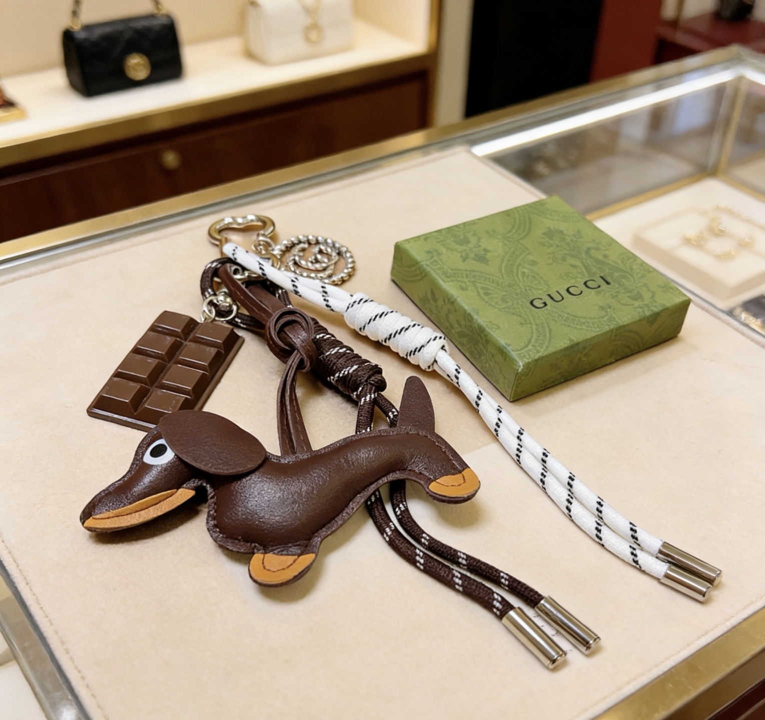 Gucci 新品发布 𝐆𝐮𝐜𝐜𝐢古驰钥匙扣 古驰包包扣 最新款包包挂饰档次更高 Anger Forest系列双G 款联名设计理念钥匙扣系列