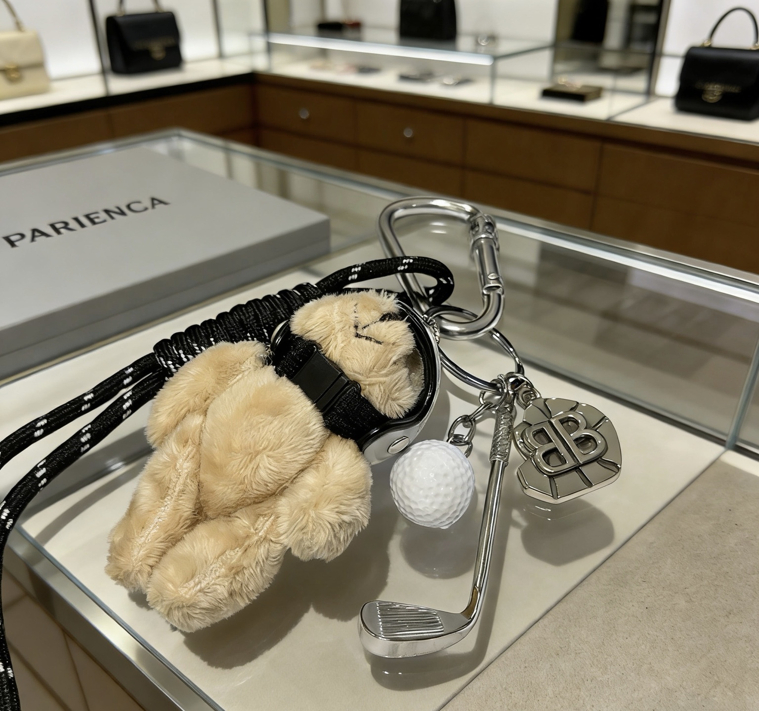 Balenciaga 新品发布 巴黎世家包包挂饰钥匙扣 巴黎世家钥匙扣 最新款包包挂饰档次更高 款联名设计理念钥匙扣系列