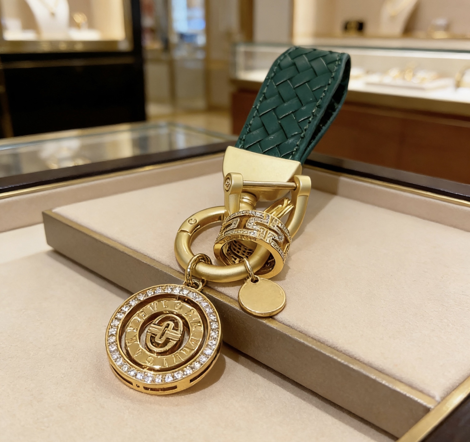 Bvlgari 新品发布 宝格丽包包挂饰钥匙扣 宝格丽钥匙扣 最新款包包挂饰档次更高 款联名设计理念钥匙扣系列