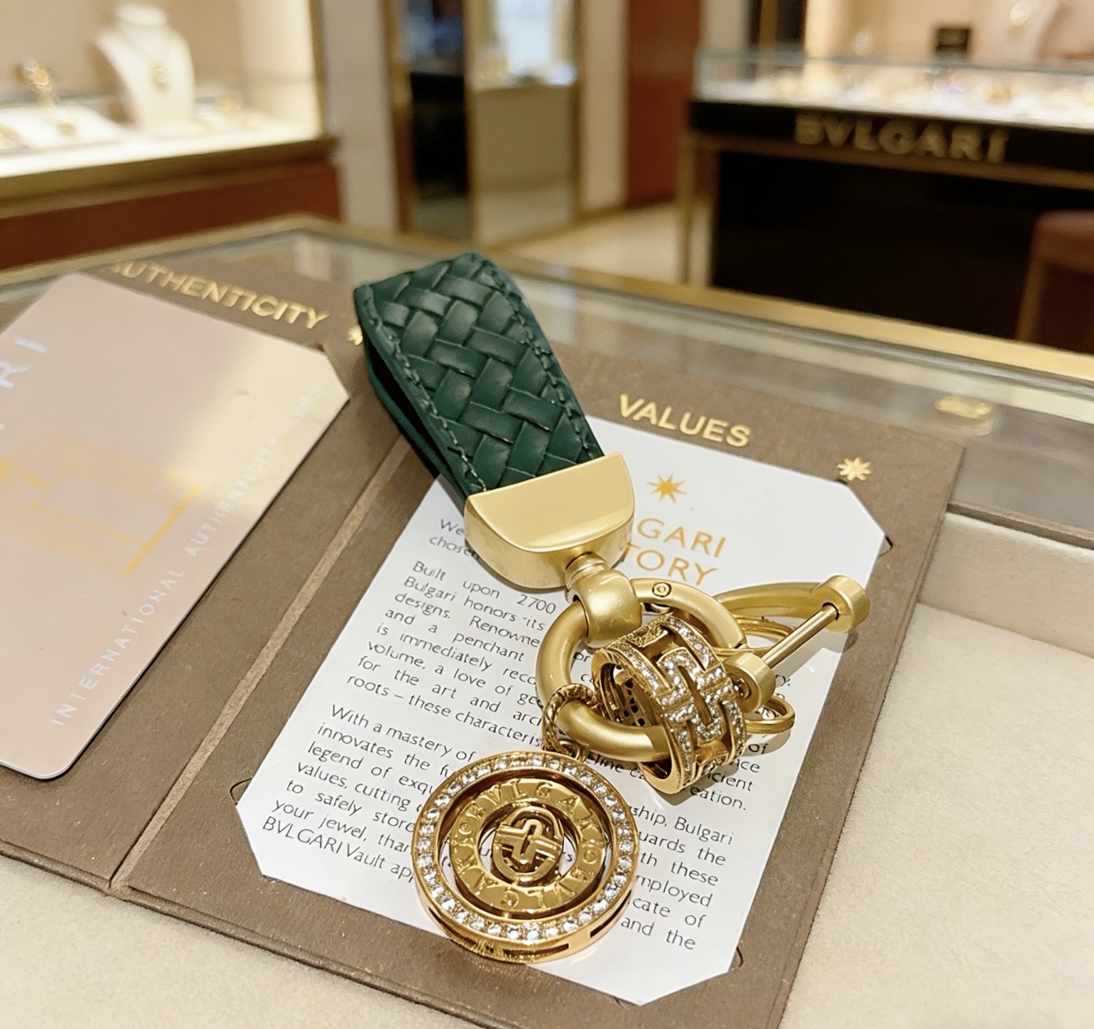 Bvlgari 新品发布 宝格丽包包挂饰钥匙扣 宝格丽钥匙扣 最新款包包挂饰档次更高 款联名设计理念钥匙扣系列