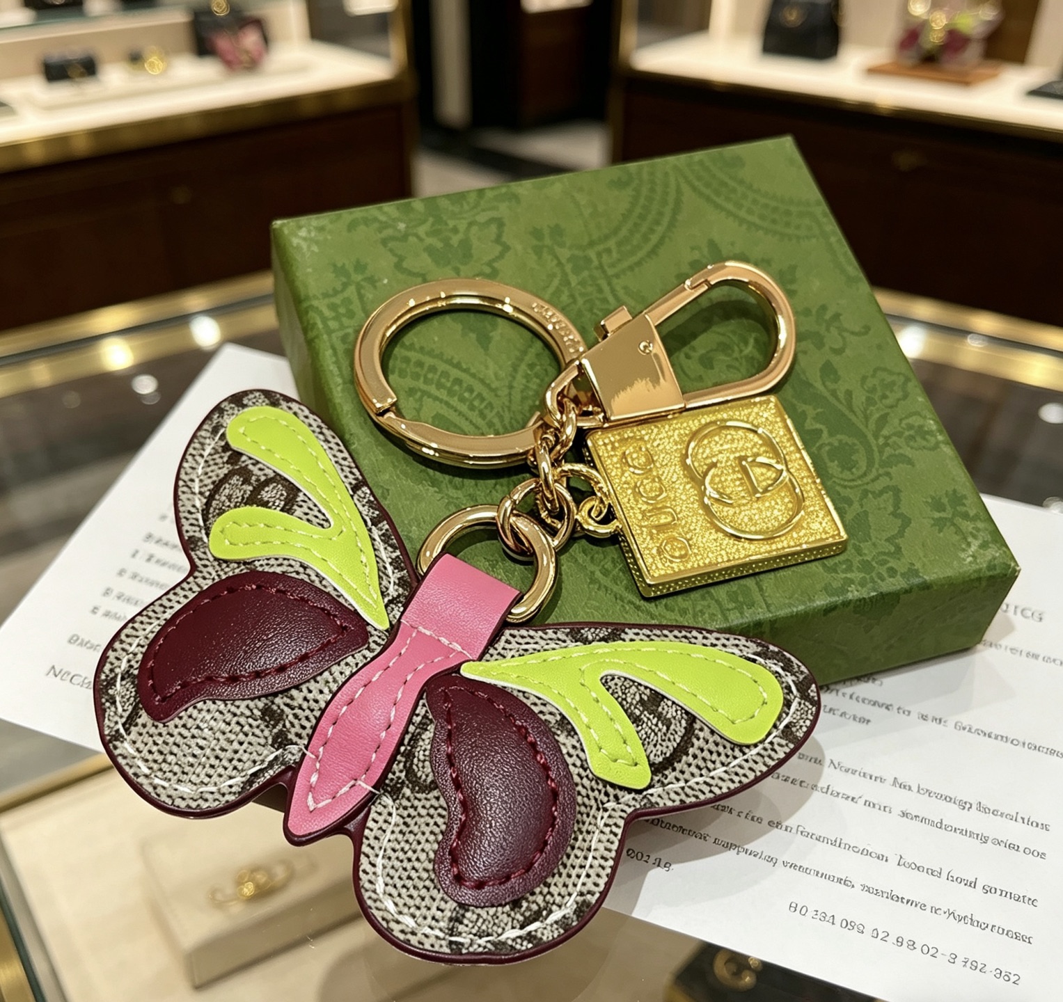 Gucci 新品发布 𝐆𝐮𝐜𝐜𝐢古驰钥匙扣 古驰包包扣 最新款包包挂饰档次更高 Anger Forest系列双G 款联名设计理念钥匙扣系列
