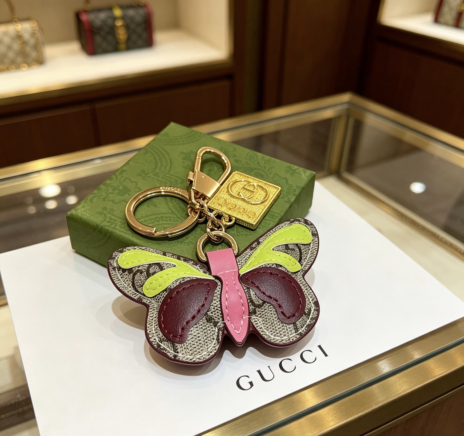 Gucci 新品发布 𝐆𝐮𝐜𝐜𝐢古驰钥匙扣 古驰包包扣 最新款包包挂饰档次更高 Anger Forest系列双G 款联名设计理念钥匙扣系列