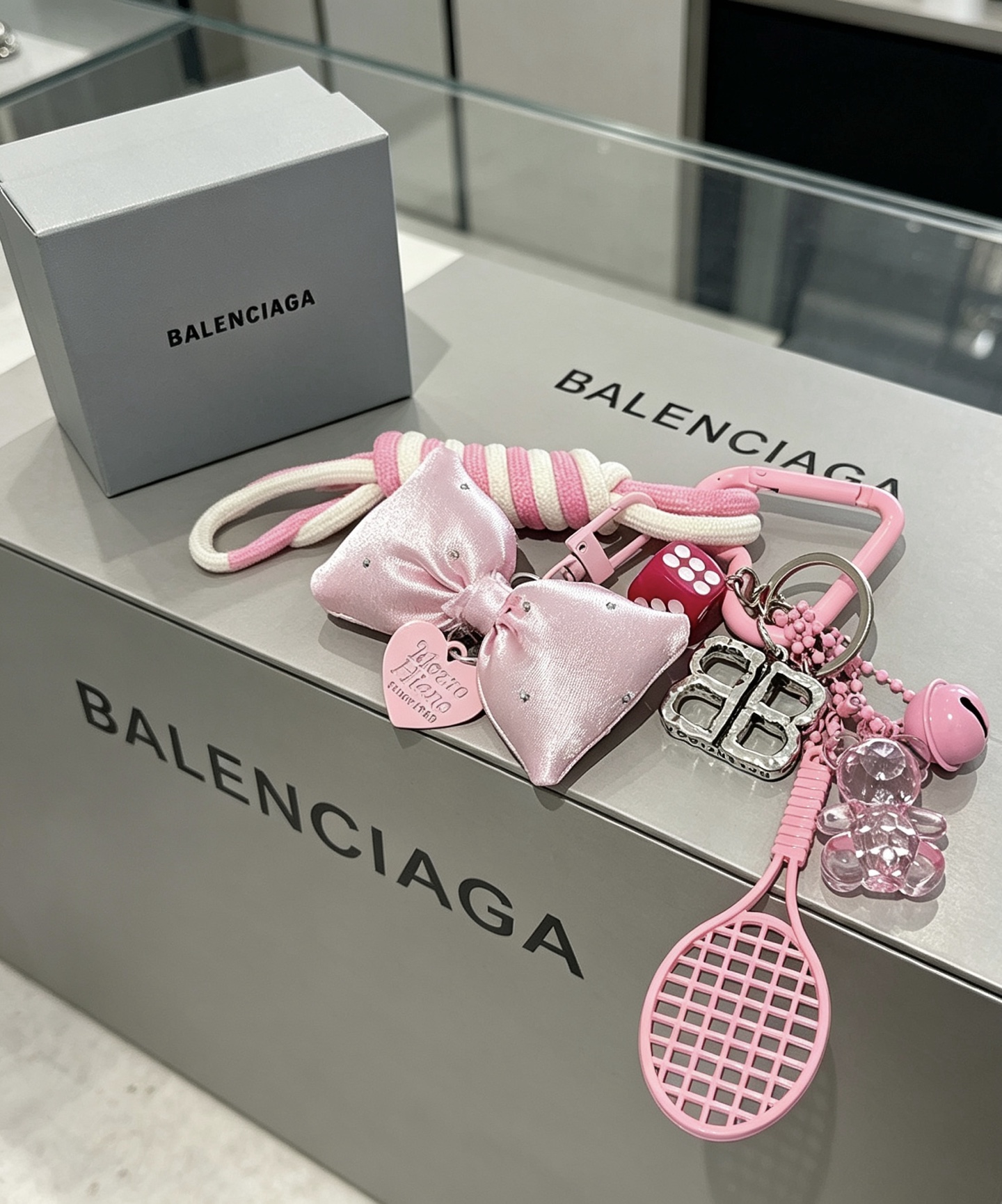 Balenciaga 新品发布 巴黎世家包包挂饰钥匙扣 巴黎世家钥匙扣 最新款包包挂饰档次更高 款联名设计理念钥匙扣系列