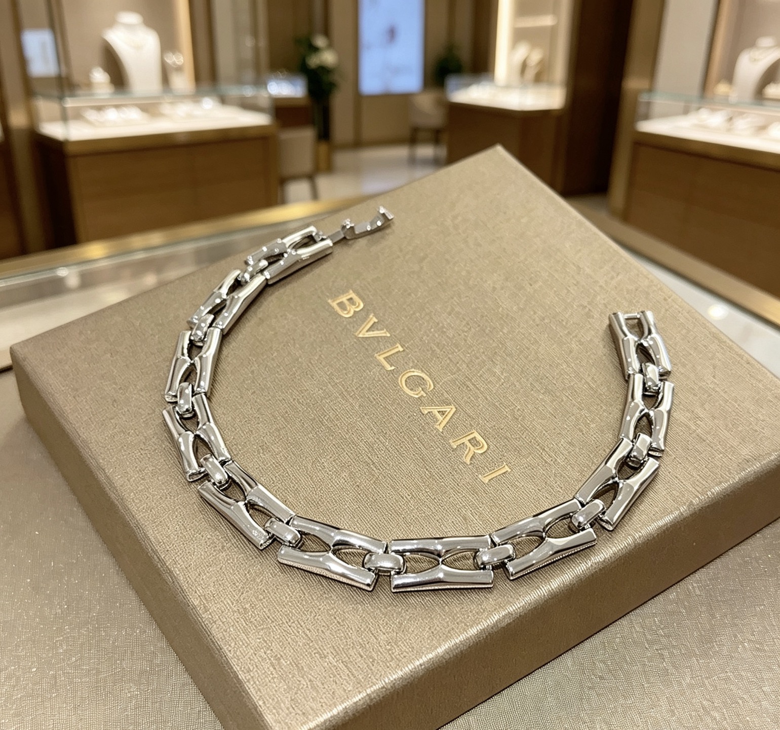 Bvlgari 宝格丽手链V金材质 BVLGARI宝格丽 DIVAS‘ DREAM 系列 品相完美