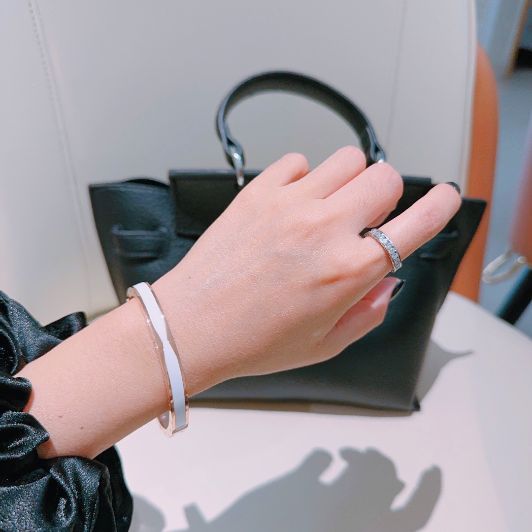 Bvlgari 宝格丽手镯Serpenti Viper系列间蛇骨手镯