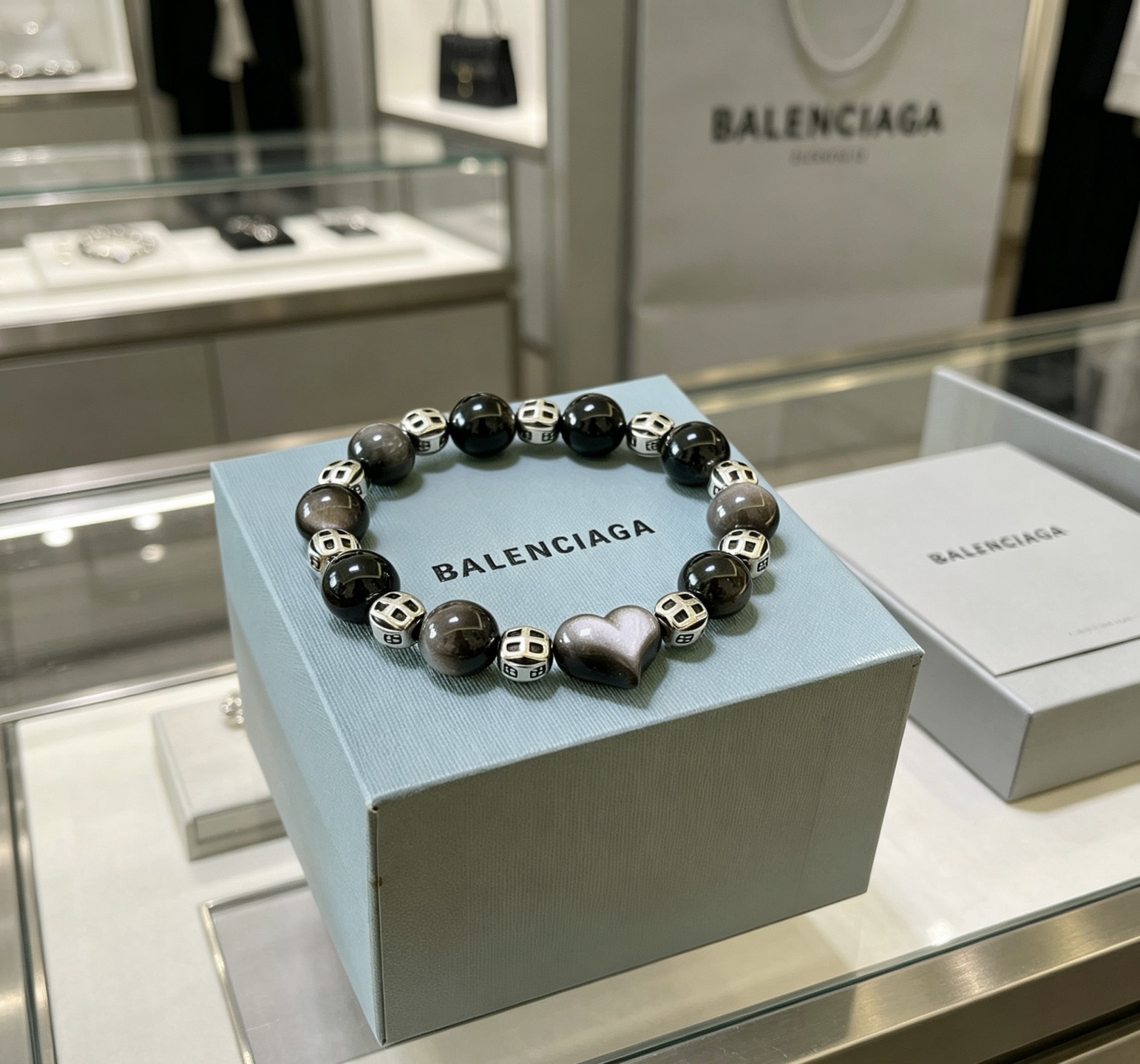 Balenciaga 新品发布会 精工版本天然银曜石巴黎世家手链