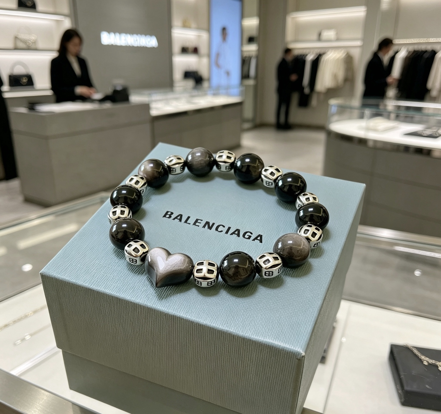 Balenciaga 新品发布会 精工版本天然银曜石巴黎世家手链