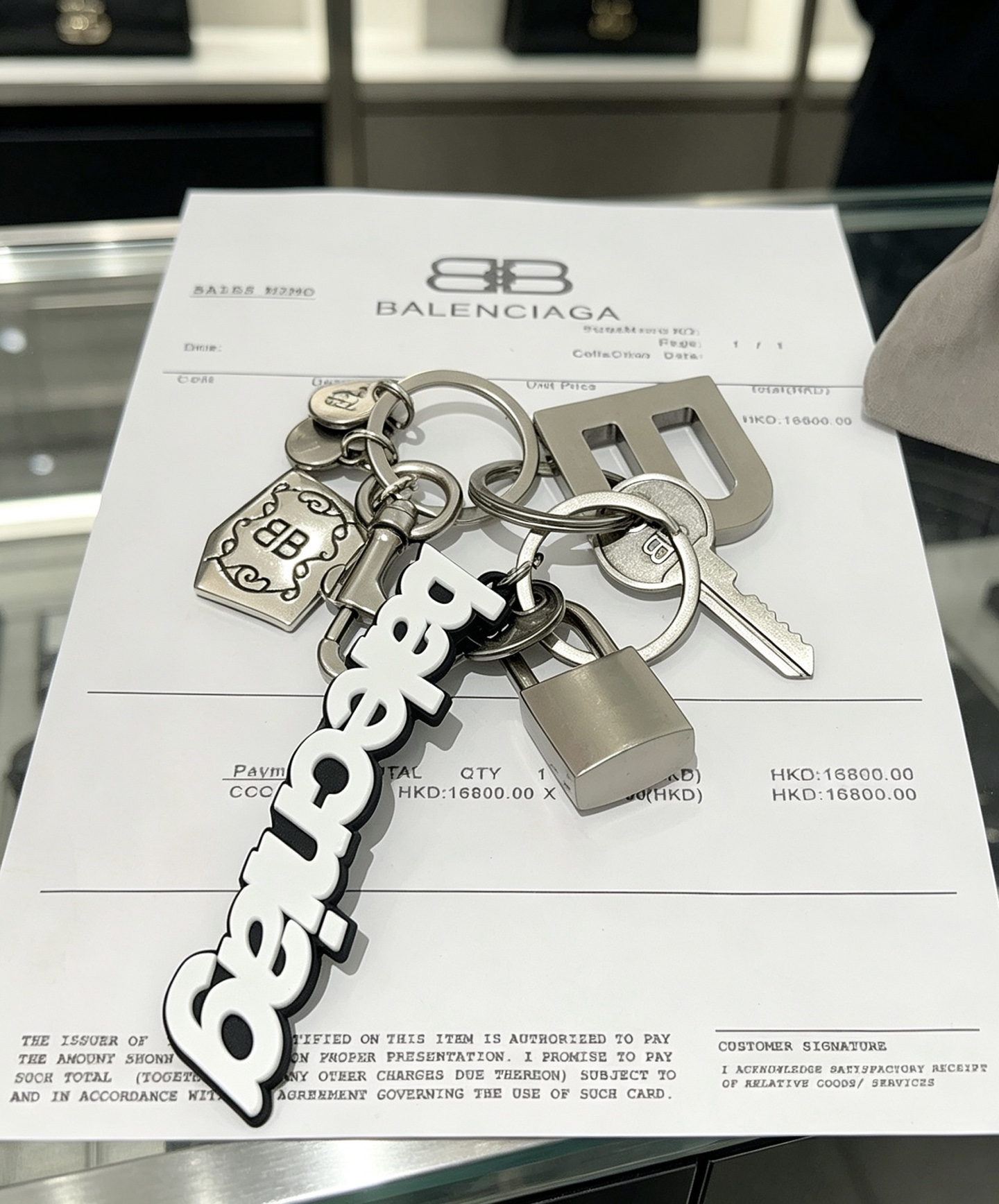 Balenciaga 新品发布 巴黎世家包包挂饰钥匙扣 巴黎世家钥匙扣 最新款包包挂饰档次更高 款联名设计理念钥匙扣系列