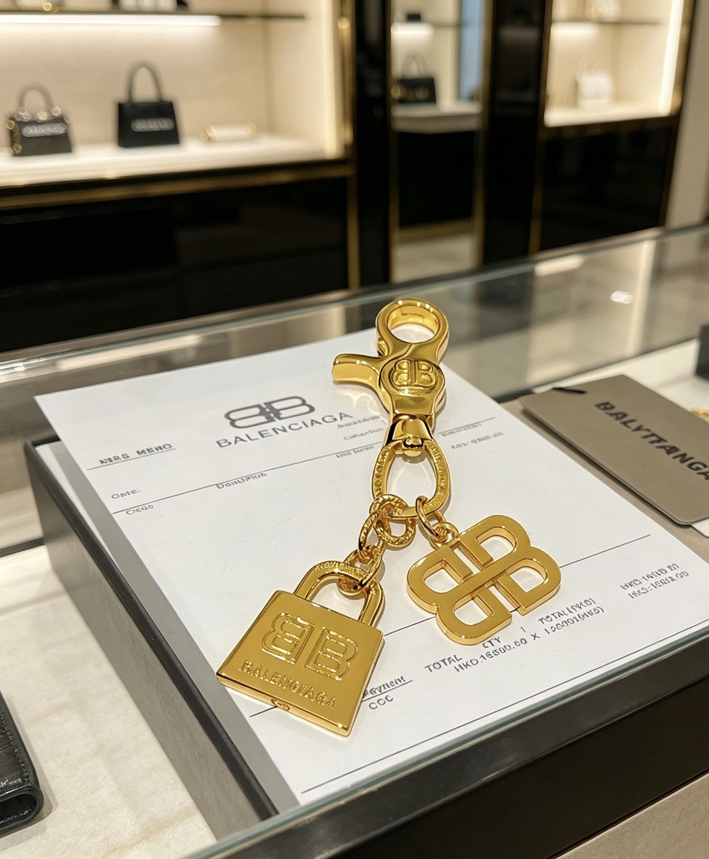Balenciaga 新品发布 巴黎世家包包挂饰钥匙扣 巴黎世家钥匙扣 最新款包包挂饰档次更高 款联名设计理念钥匙扣系列