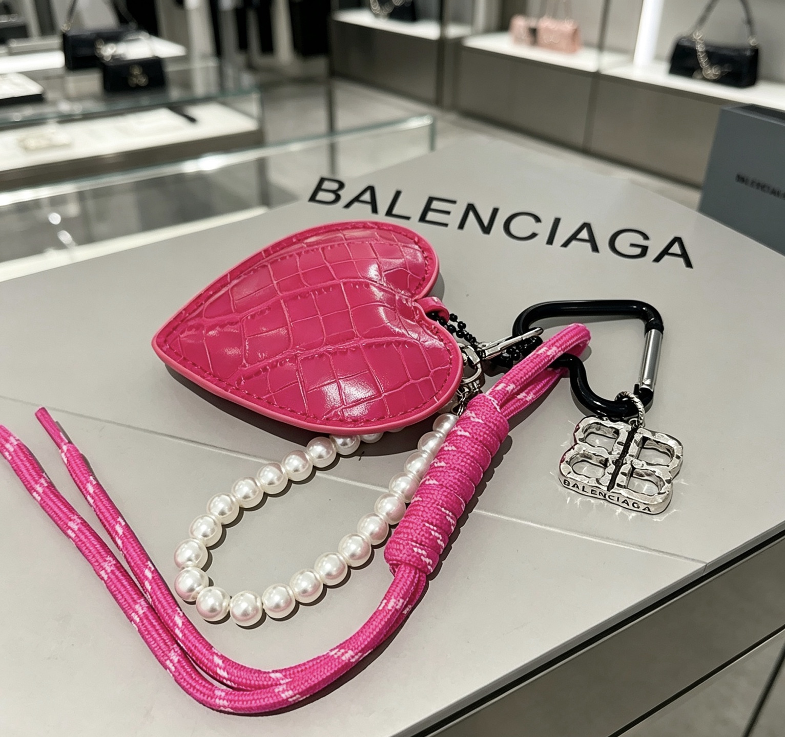 Balenciaga 新品发布 巴黎世家包包挂饰钥匙扣 巴黎世家钥匙扣 最新款包包挂饰档次更高 款联名设计理念钥匙扣系列