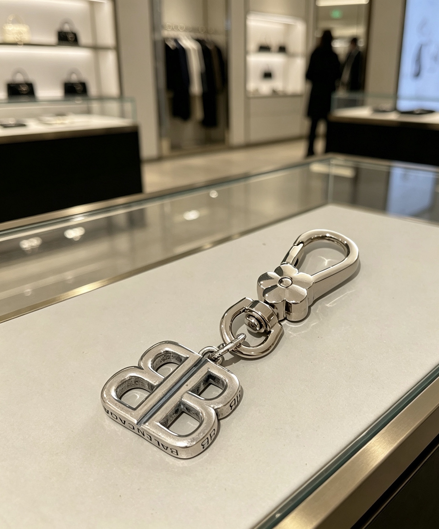 Balenciaga 新品发布 巴黎世家包包挂饰钥匙扣 巴黎世家钥匙扣 最新款包包挂饰档次更高 款联名设计理念钥匙扣系列