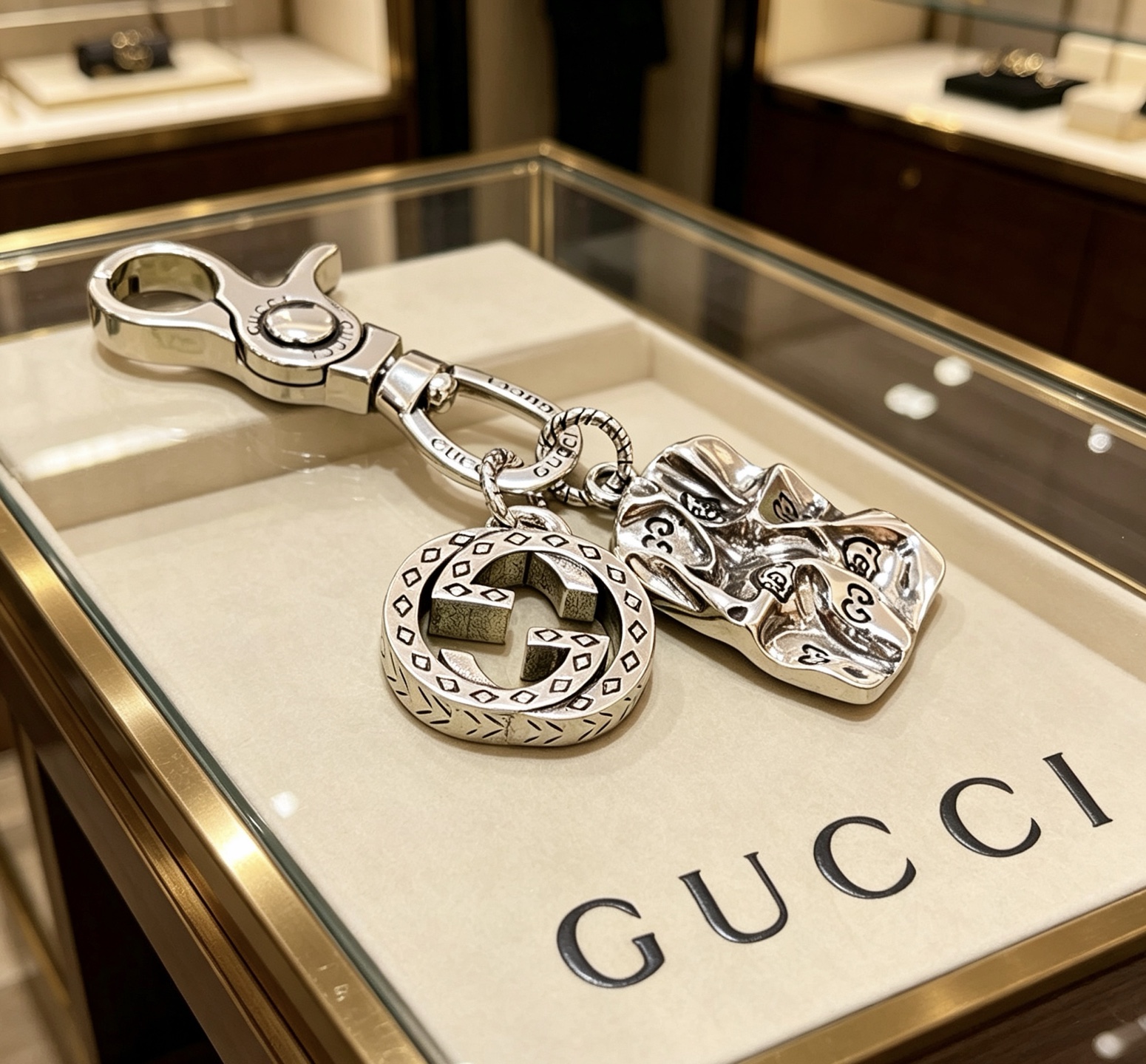 Gucci 新品发布 𝐆𝐮𝐜𝐜𝐢古驰钥匙扣 古驰包包扣 最新款包包挂饰档次更高 Anger Forest系列双G 款联名设计理念钥匙扣系列
