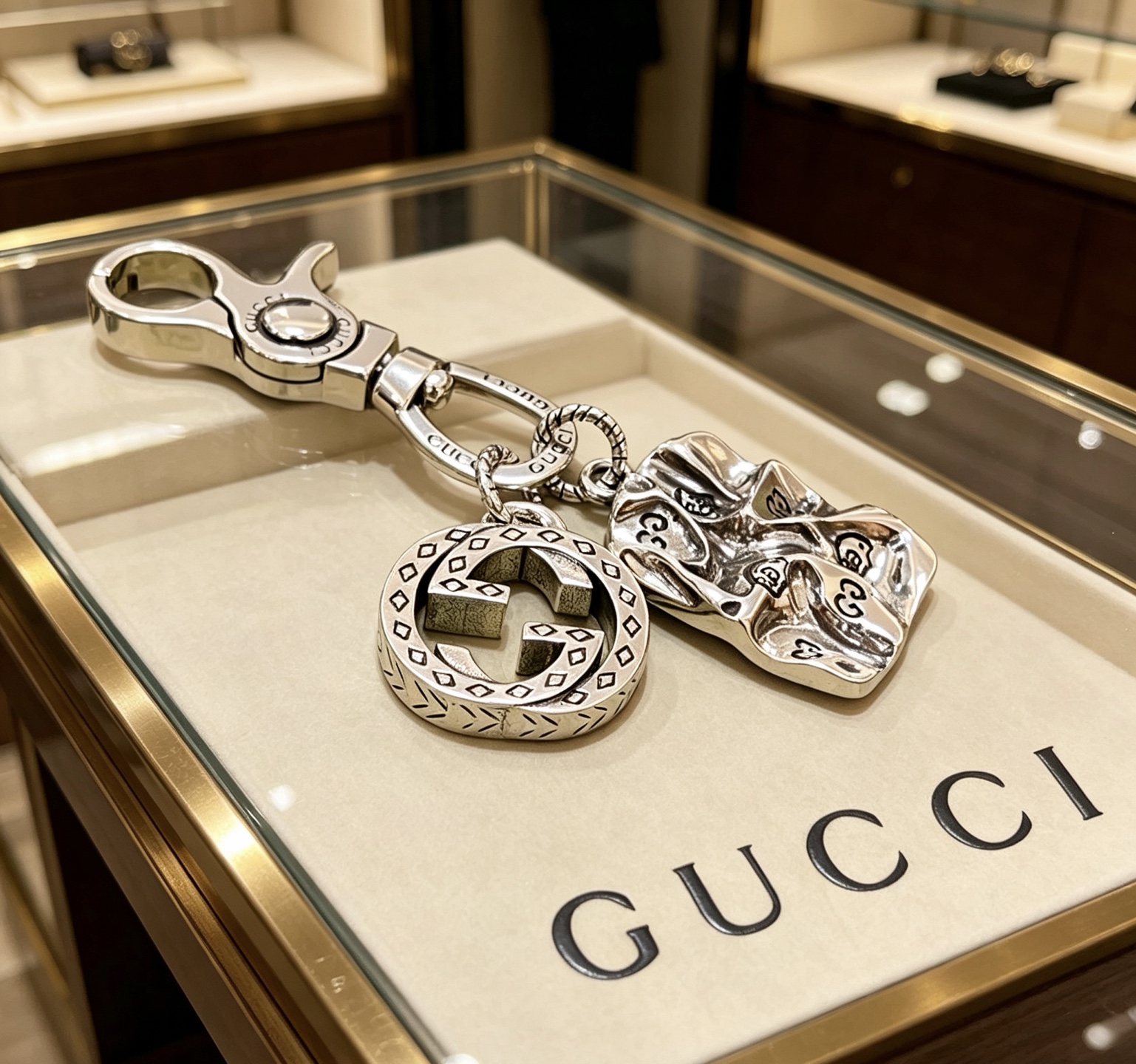Gucci 新品发布 𝐆𝐮𝐜𝐜𝐢古驰钥匙扣 古驰包包扣 最新款包包挂饰档次更高 Anger Forest系列双G 款联名设计理念钥匙扣系列