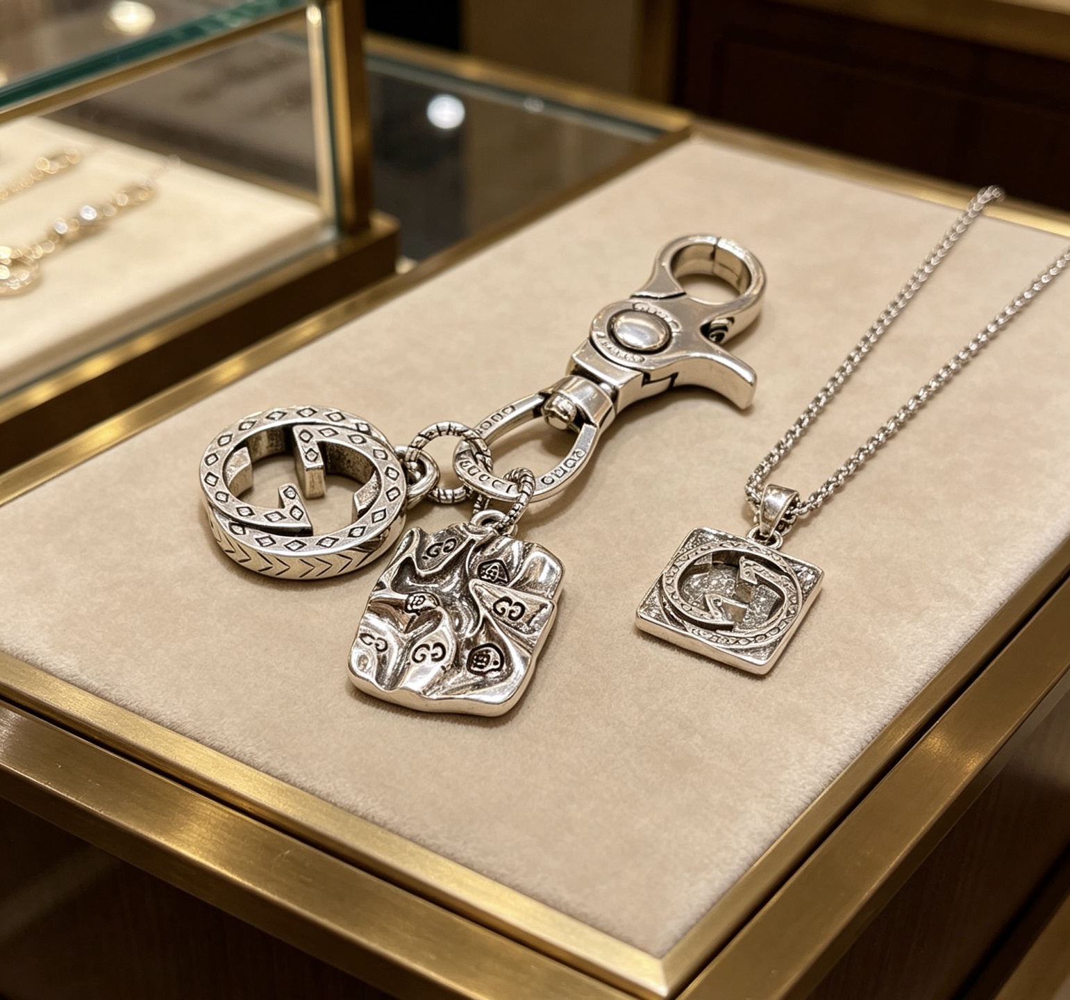 Gucci 新品发布 𝐆𝐮𝐜𝐜𝐢古驰钥匙扣 古驰包包扣 最新款包包挂饰档次更高 Anger Forest系列双G 款联名设计理念钥匙扣系列