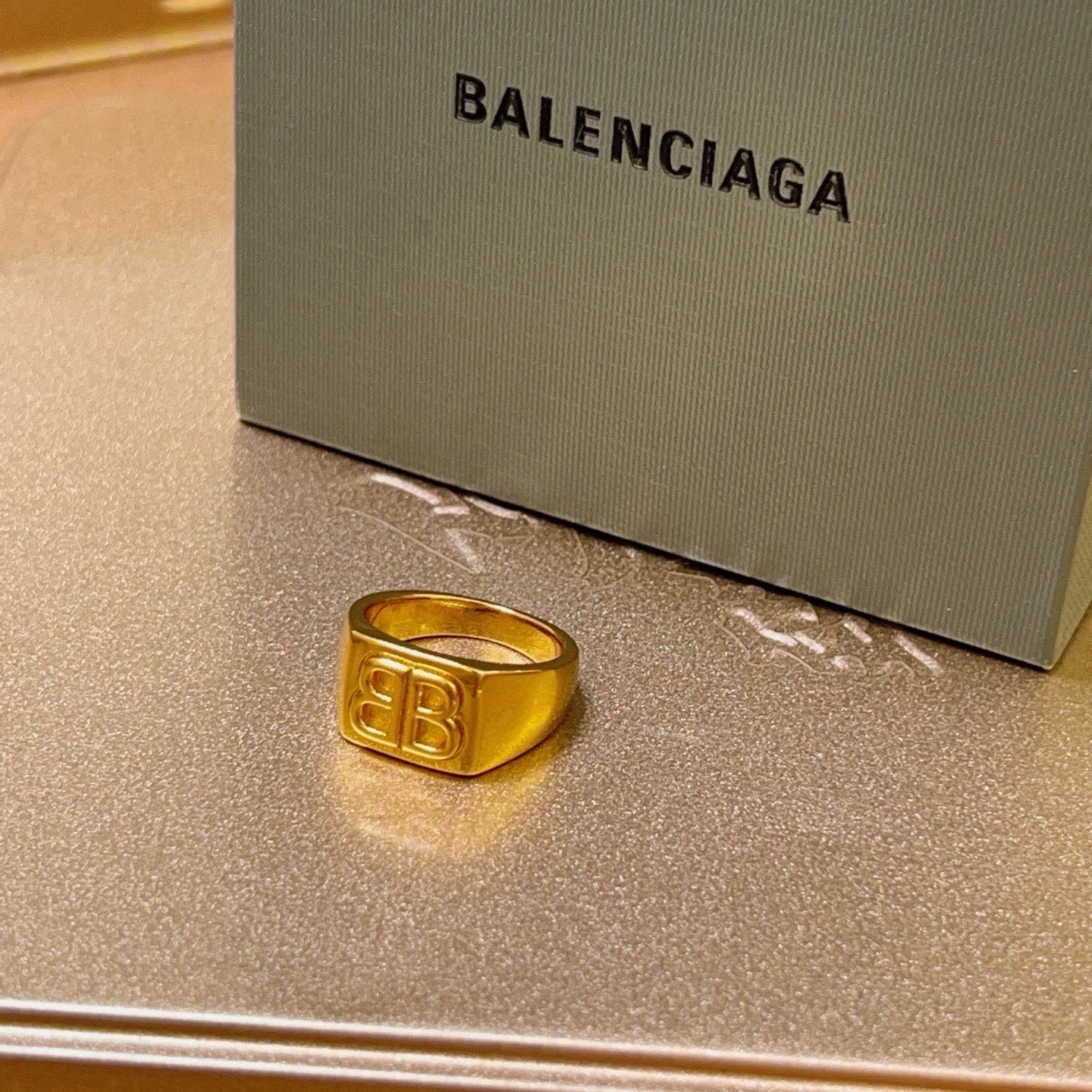 NO:767899,Batch. Original order new product Balenciaga ring Balenciaga ring counter consistent Balenciaga ring hot model shipped unique design avant-garde super shiny V gold code number 6789 10 11, jewelry boutique, balenciaga, balenciaga, ring19860909批. 原单货新品 巴黎世家戒指 Balenciaga戒指专柜一致巴黎世家戒指火爆款出货 设计独特 前卫 超级闪亮的V金 码数6789 10 11,饰品精品,balenciaga,balenciaga,ring,Jewelry