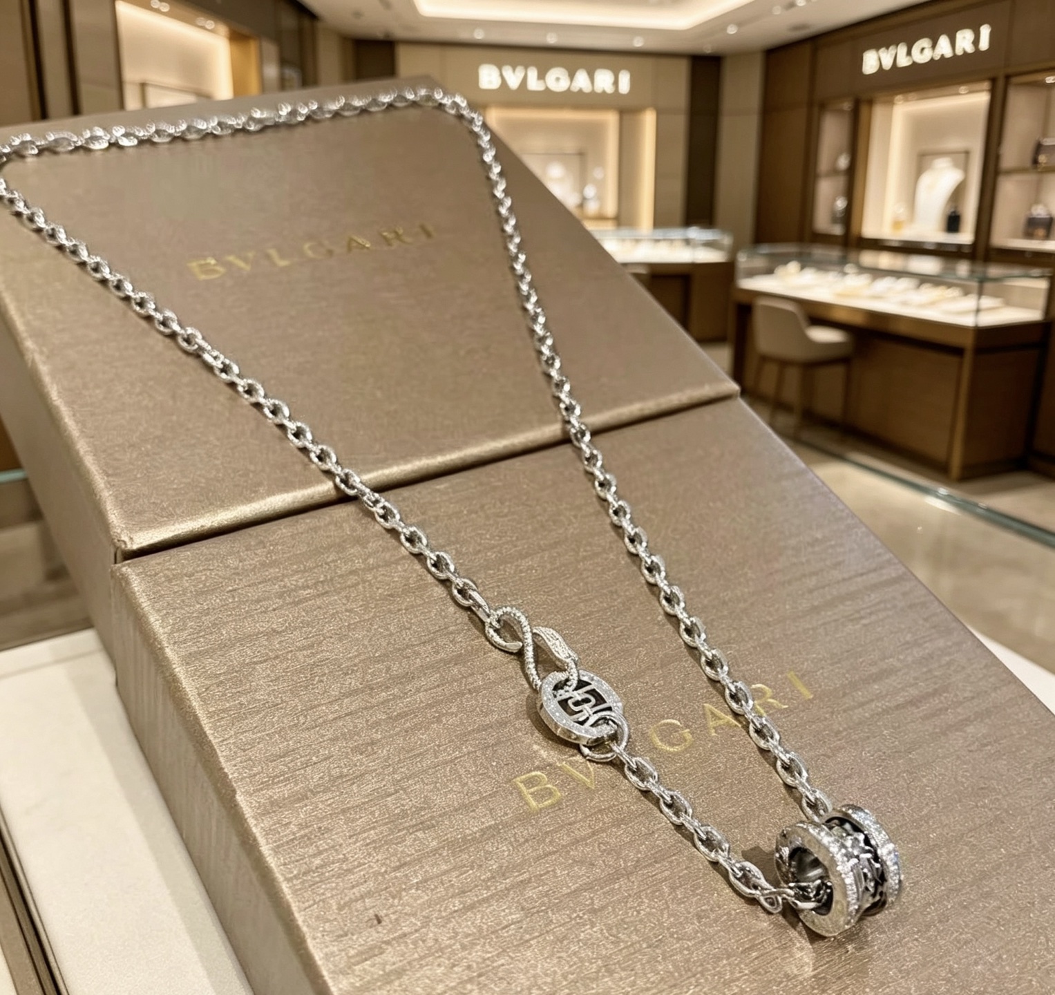 NO:767939,Batch Bulgari necklace V gold material BVLGARI BVLGARI DIVAS’ DREAM series The appearance is perfect, the details are invincible, the unique color is completely impeccable, and it is decorated with a classic ring shape design, which is simple yet elegant and eye-catching. The combination of V gold is more elegant, and the upper body is elegant and attractive. Same style for men and women. Bvlgari necklaces, jewelry boutiques, bottega veneta, bvlgari, bvlgari, necklace19860909批 宝格丽项链V金材质 BVLGARI宝格丽 DIVAS‘ DREAM 系列 品相完美,细节无敌,那种独特的色泽完全无可挑剔,再缀以经典指环外形设计,简约之余却又优雅夺目,V金的组合更显气色,上身雅致动人.男女同款 宝格丽项链,饰品精品,bottega veneta,bvlgari,bvlgari,necklace,Jewelry