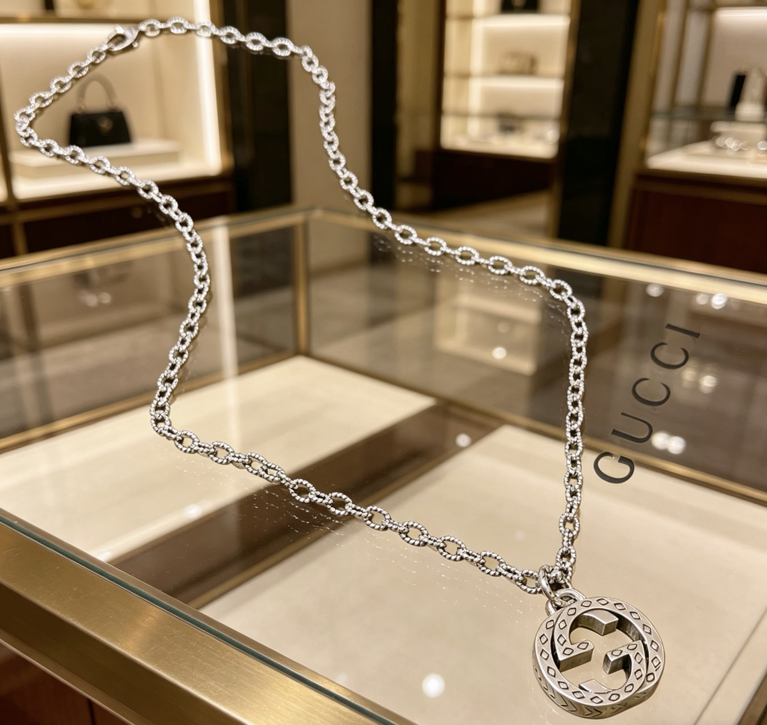 NO:767944,Batch Gucci Necklace 2026 latest chain with higher grade. Anger Forest Series Double G Gucci Necklace of the same style for celebrities. The chain length is 60 cm and the length can be changed. The details are distressed and the version is not available in the market. This is a shiny version. This one has been out. It is a best-selling model in Gucci. It is very good to match with trendy clothes, fine jewelry, gucci, necklace.19860909批古驰项链2026最新款链条档次更高明星同款Anger Forest系列双G古驰项链 链长60厘米可改长度 细节对版做旧处理 非市面亮面版型 这款一直在出 古驰里面热卖款 非常好搭配潮流衣服,饰品精品,gucci,necklace,Jewelry